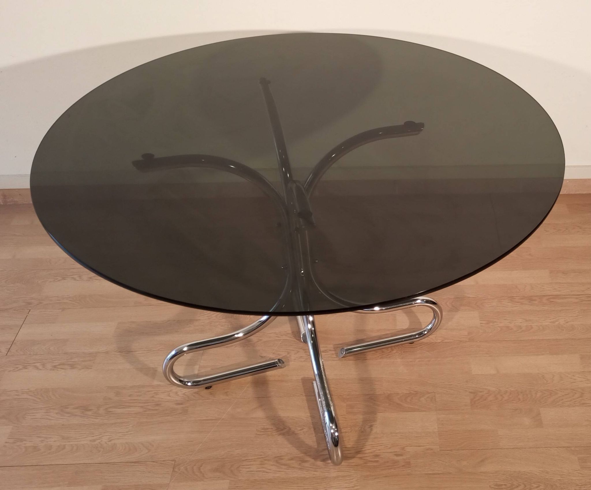 Table basse italienne du milieu du siècle en chrome et acier avec plateau rond en verre fumé, années 1960