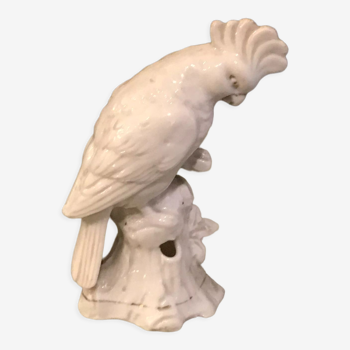 Statuette de perroquet cacaotes en porcelaine ancienne avec pique fleurs