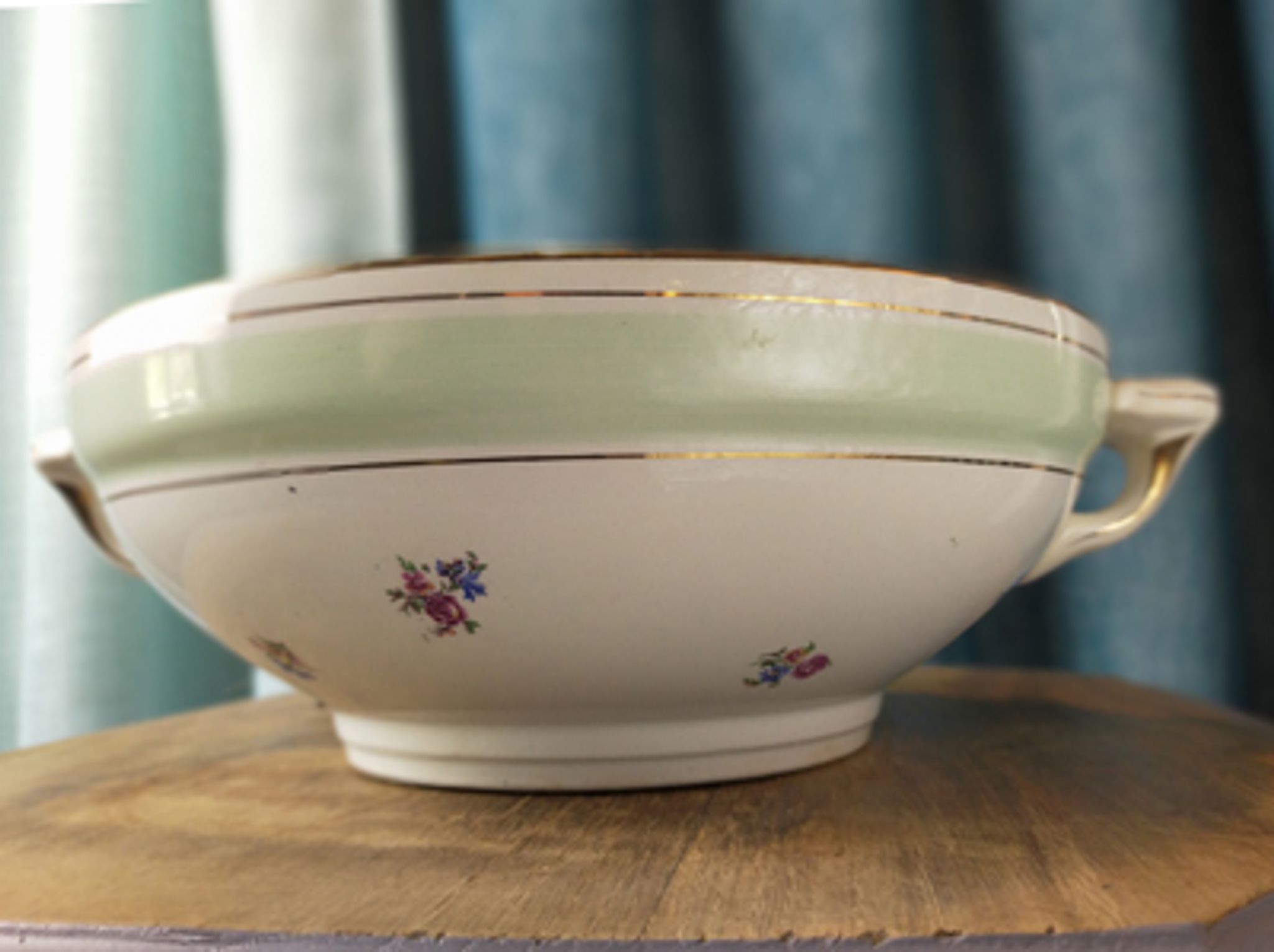 Salad bowl decorated with Poreylor flower