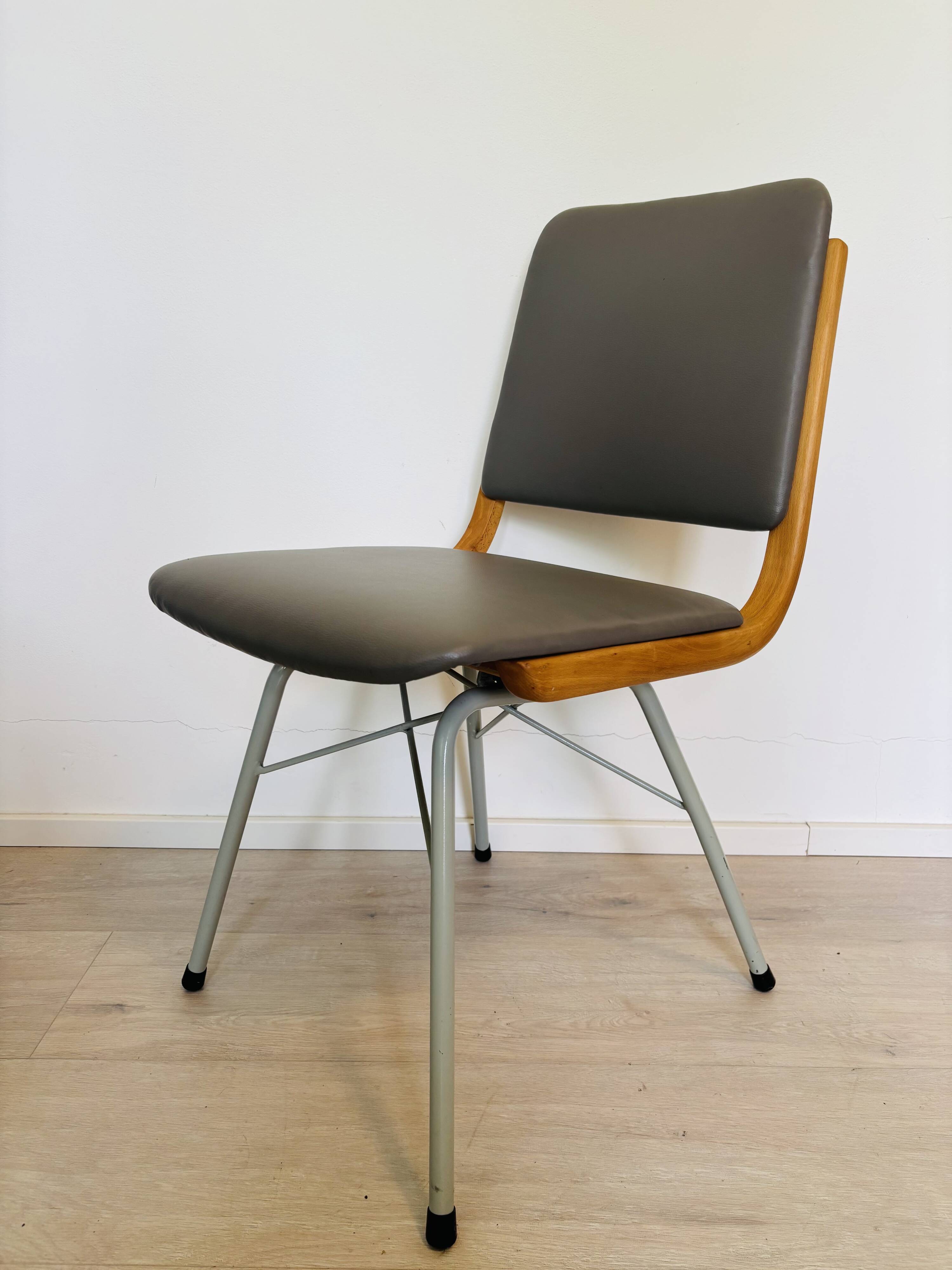 Chaise de salle à manger du milieu du siècle par Miroslav Navrátil, années 1970.