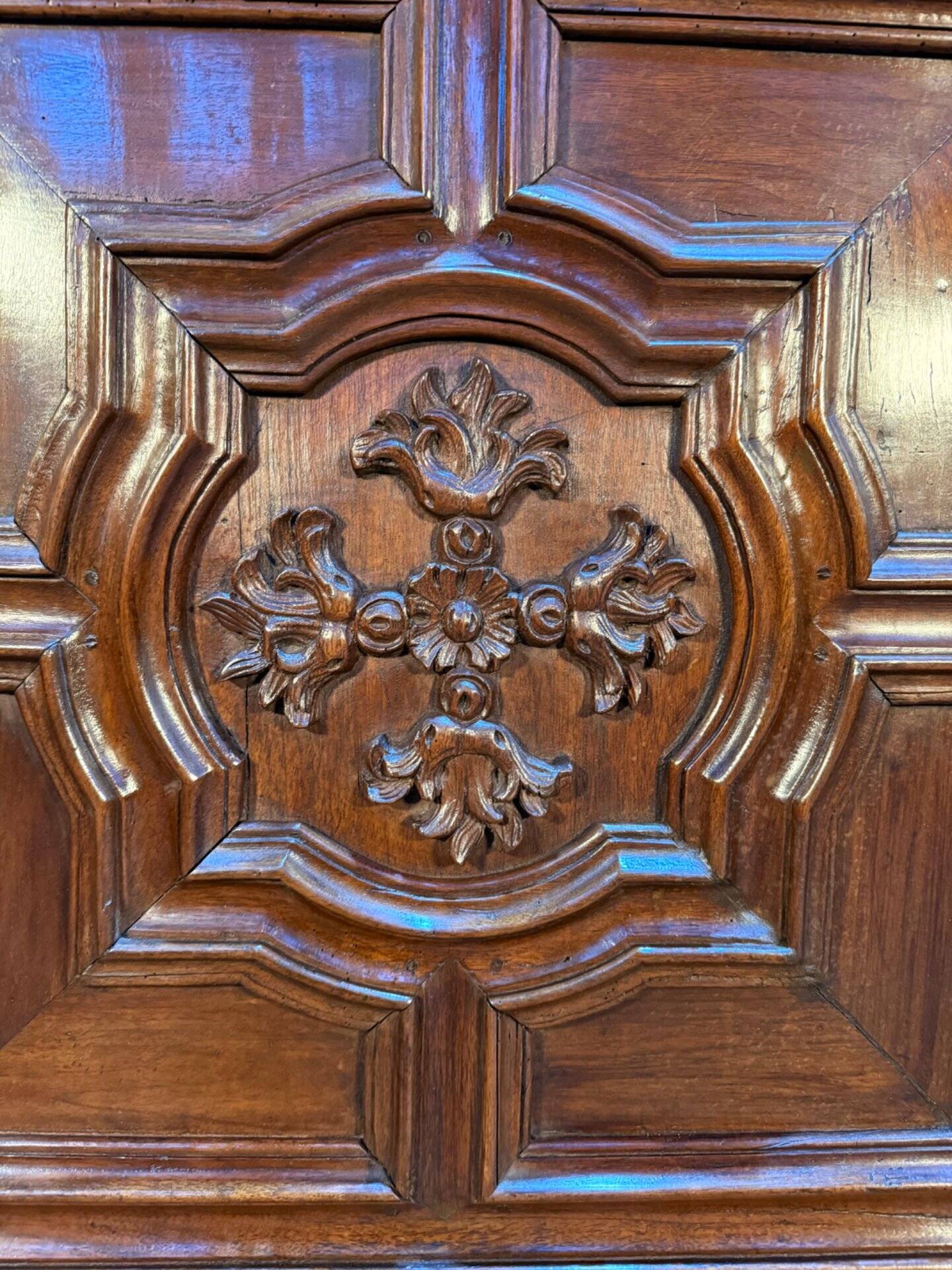 Armoire / Bonnetière d'époque Louis XIV