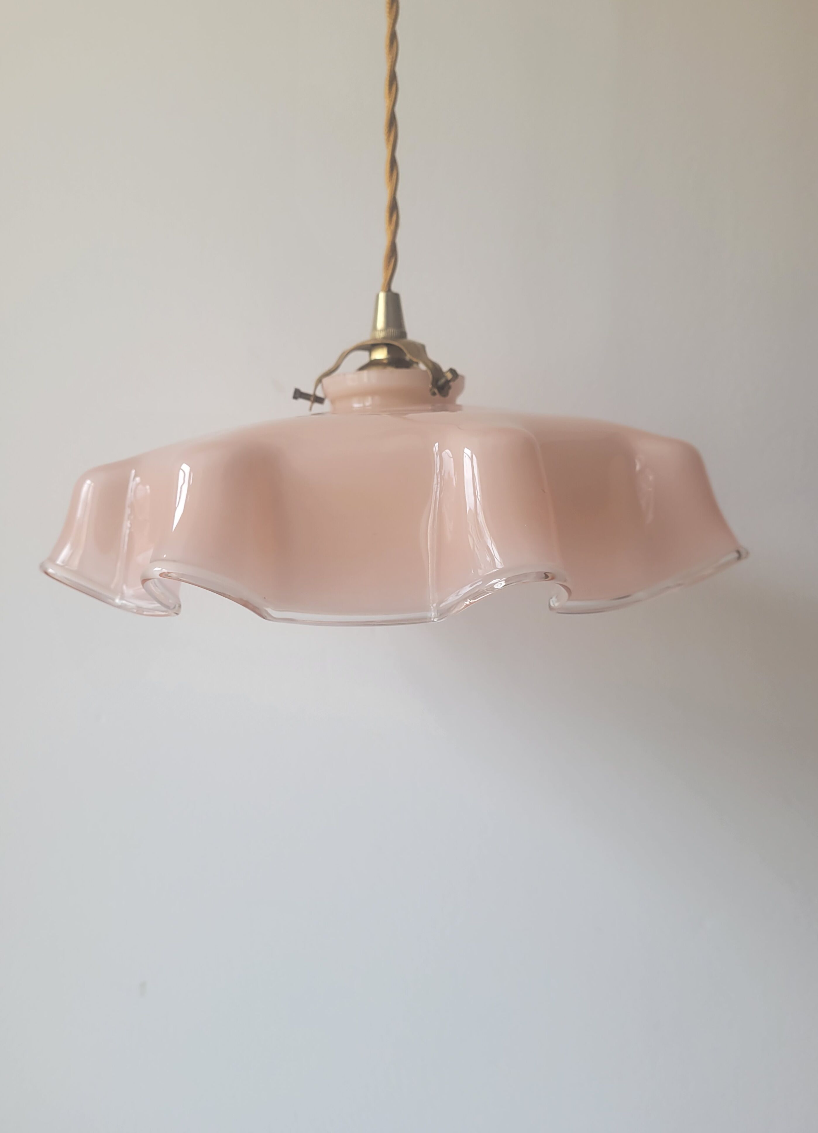 Pink opaline suspension