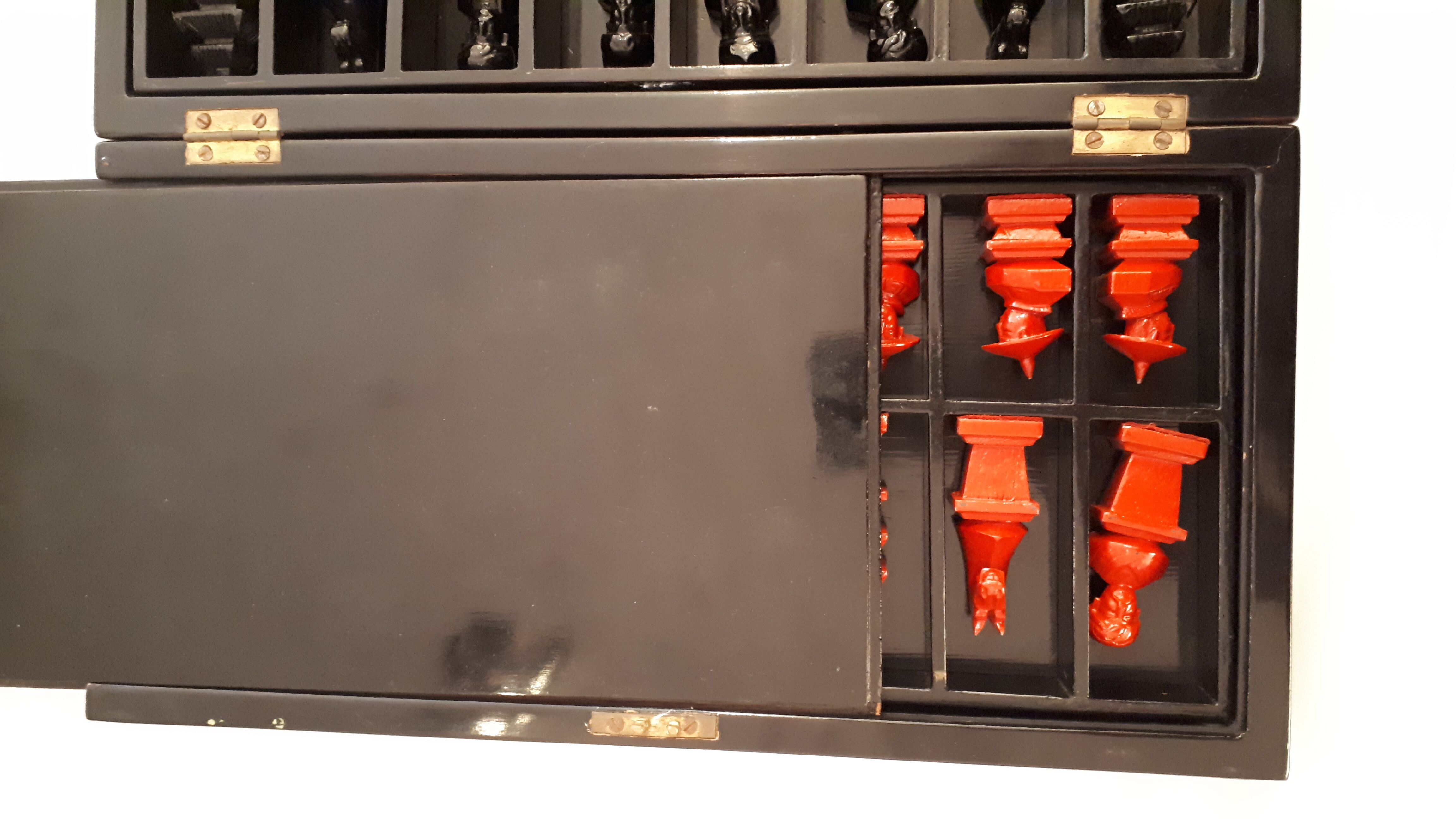 Chess in chinese lacquer red and black, chinese parts