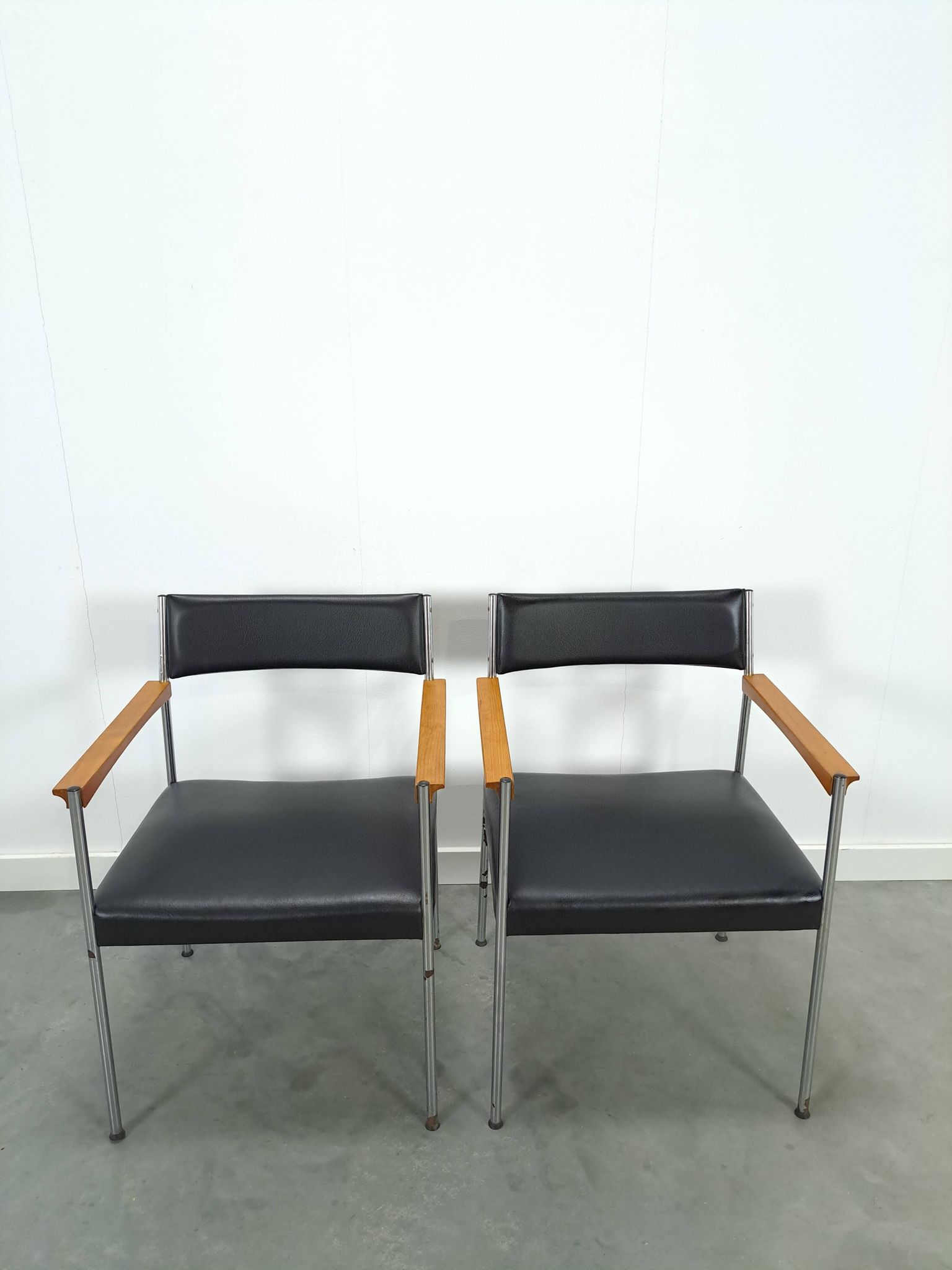 Chairs DDR with chrome base and black upholstery, dining chairs