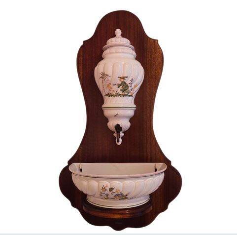 Hand-painted earthenware fountain from Moustiers