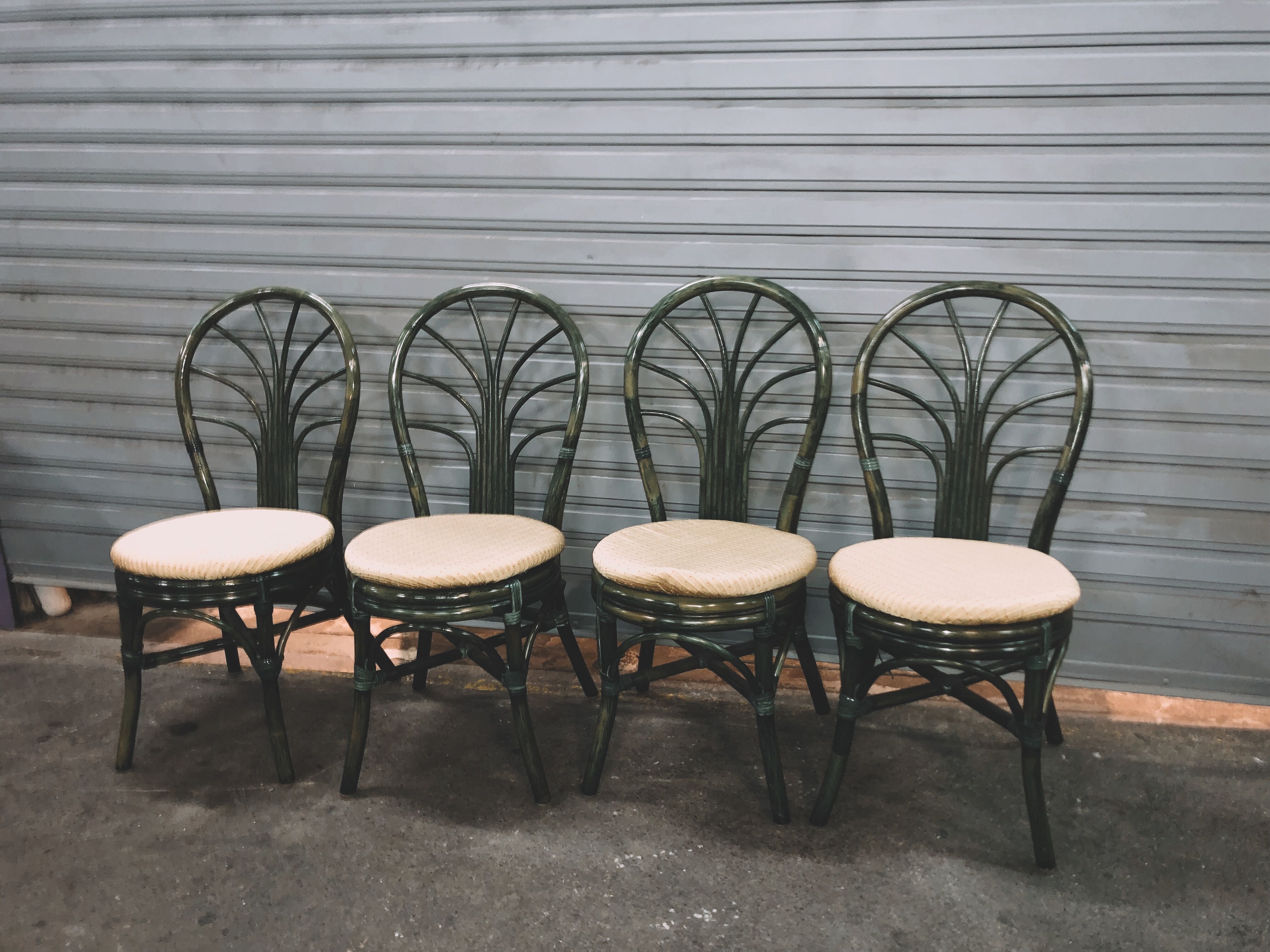 Table de salle à manger en rotin et ses 4 chaises