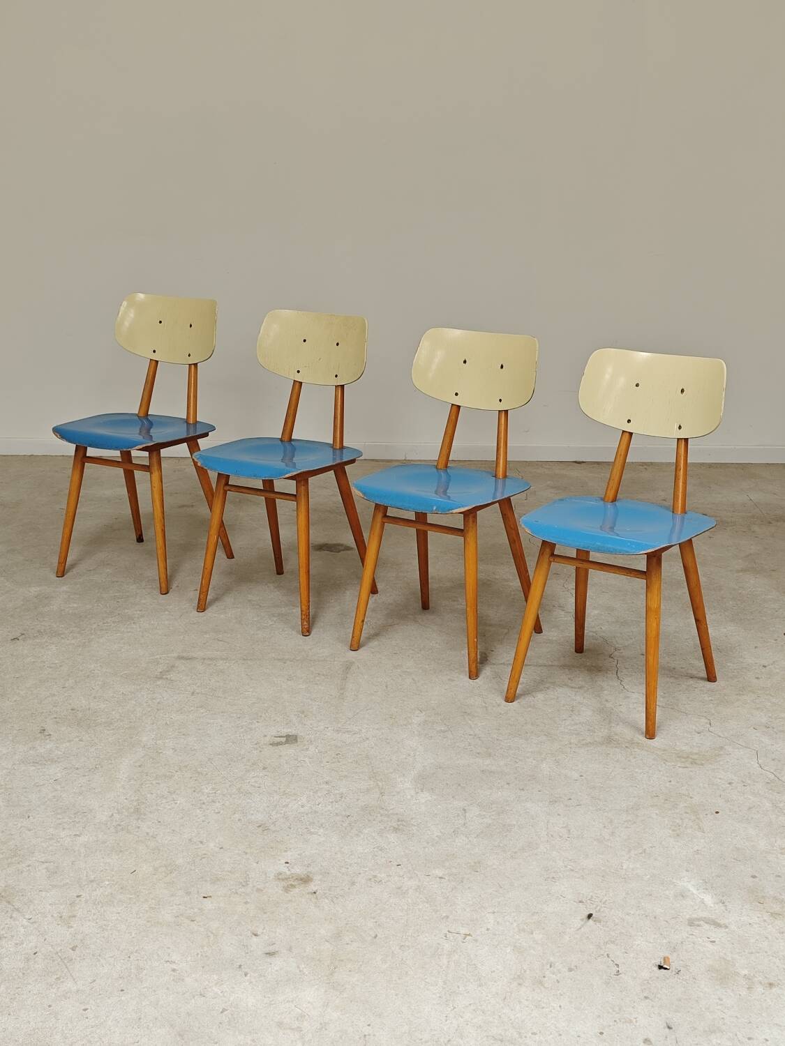 Set of 4 wooden chairs TON Bystrice Thonet blue