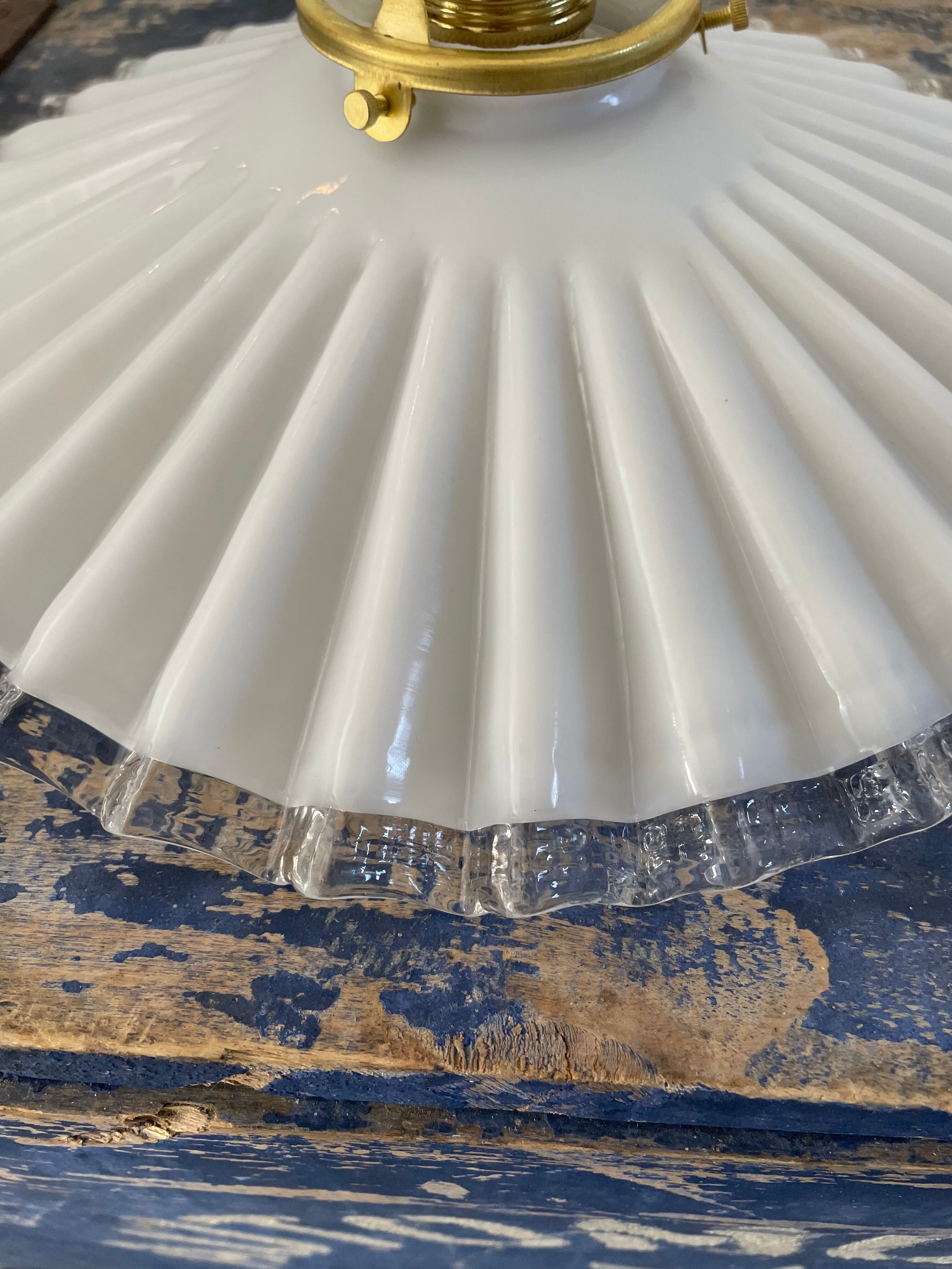 Suspension in electrified serrated white opaline to nine