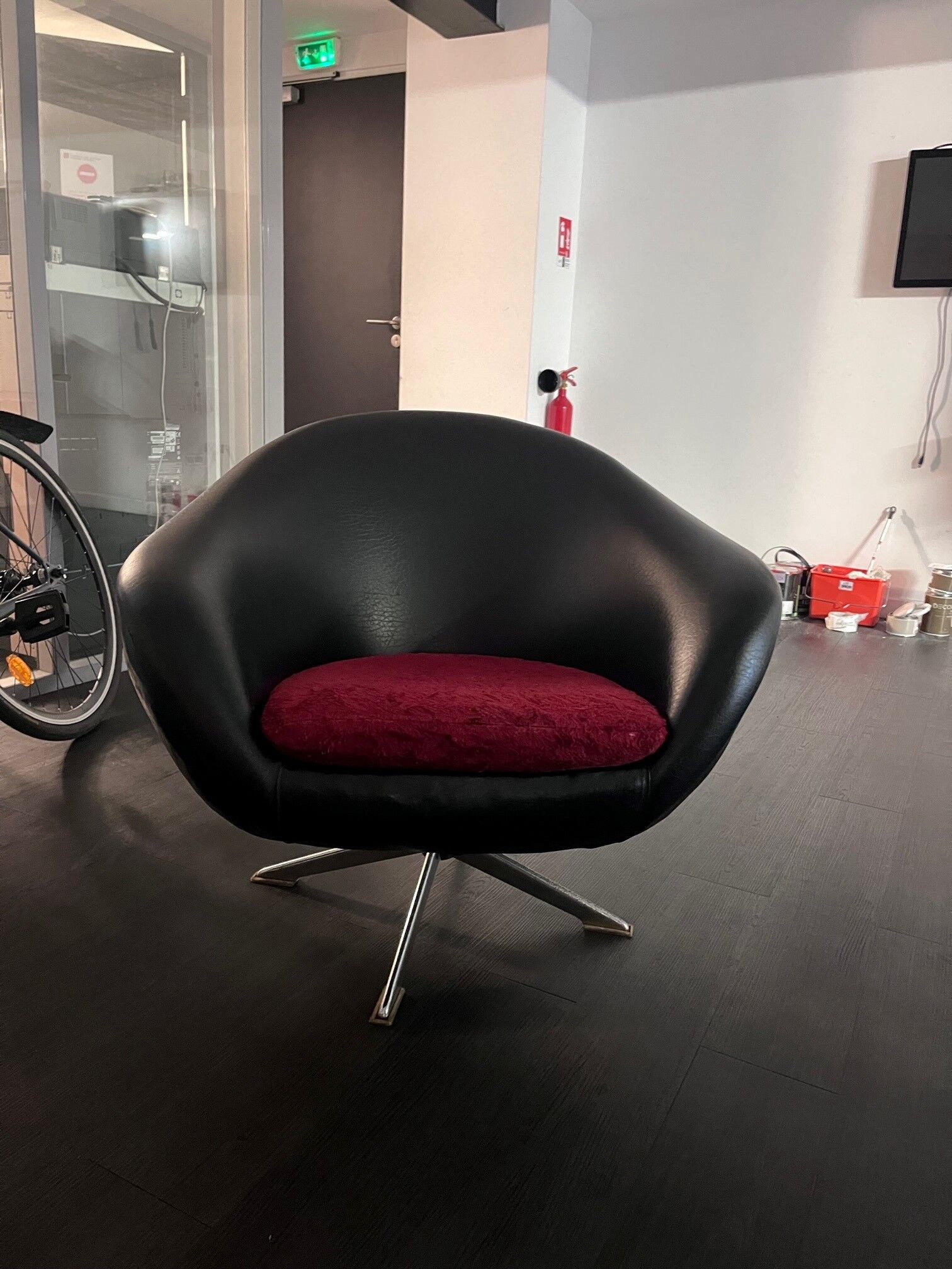 Paire de fauteuils Egg 1960 skai noir