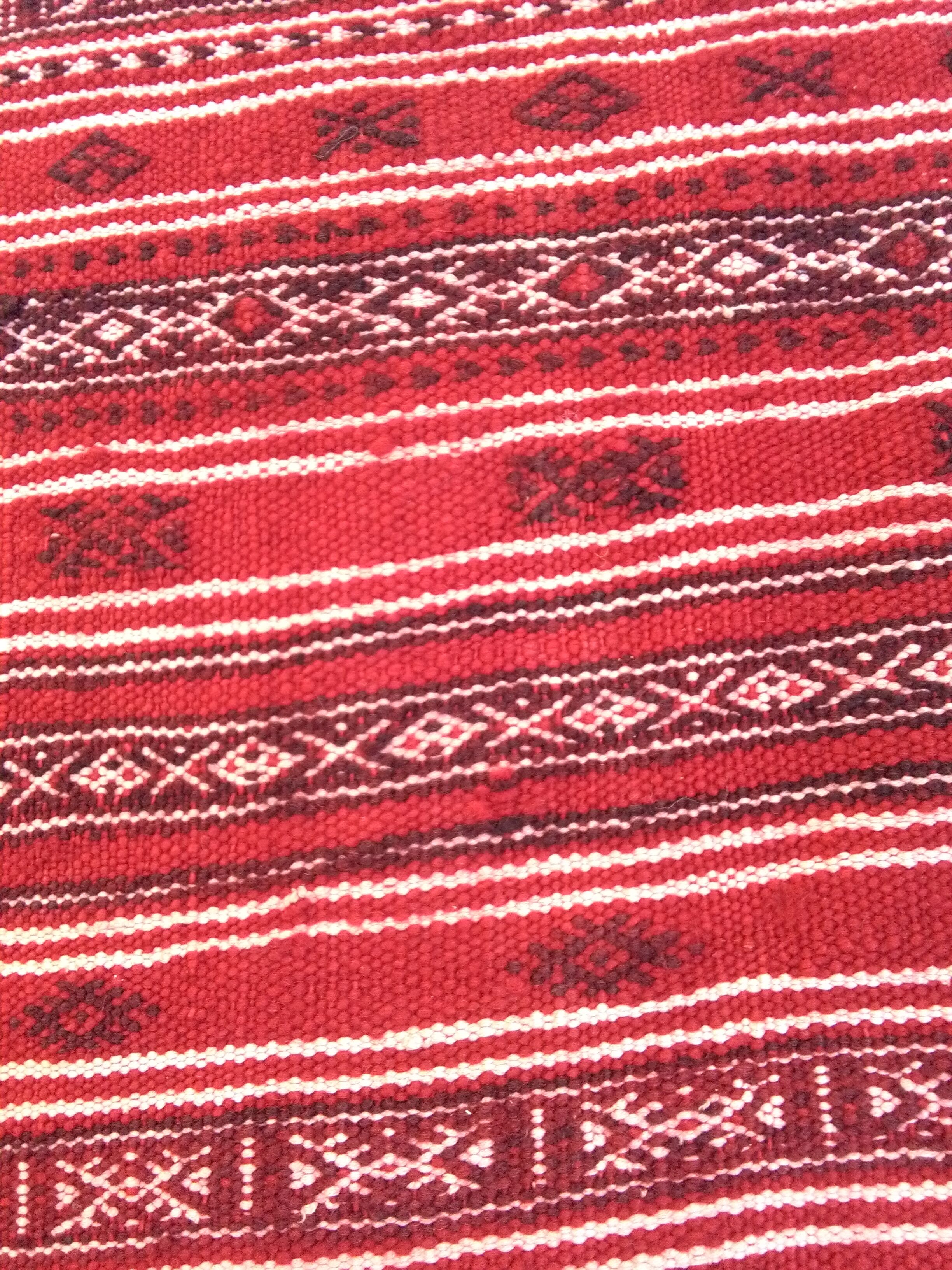 127 x 217 cm handmade Kilim rug in red and Black wool