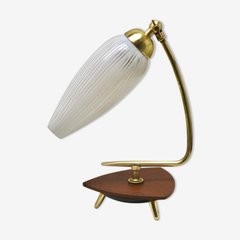 Lampe vintage avec abat-jour en verre blanc et raccord en laiton