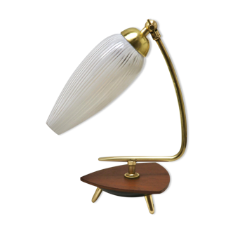 Lampe vintage avec abat-jour en verre blanc et raccord en laiton