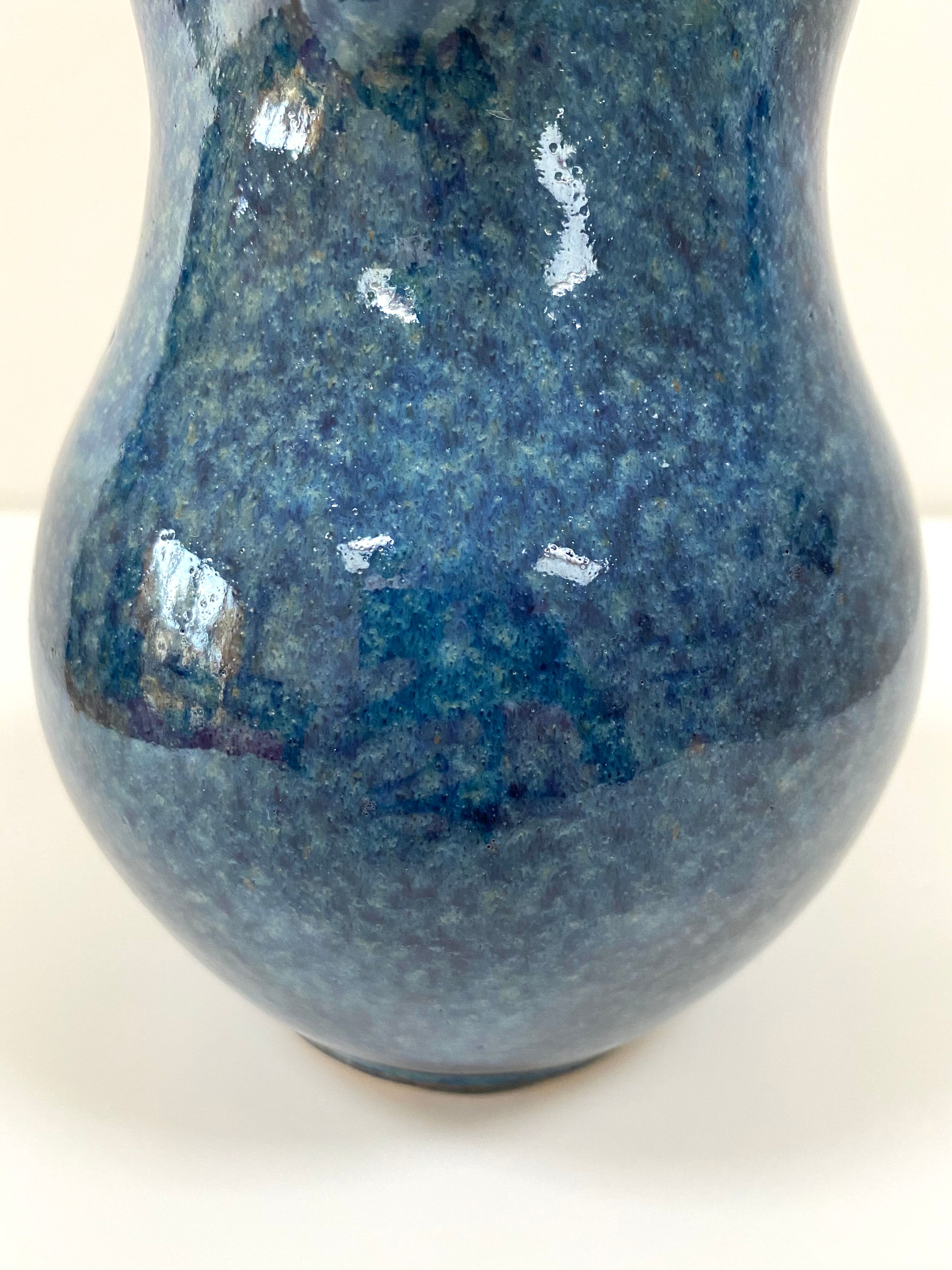 Pichet vase en grès bleu des Manufactures Normand