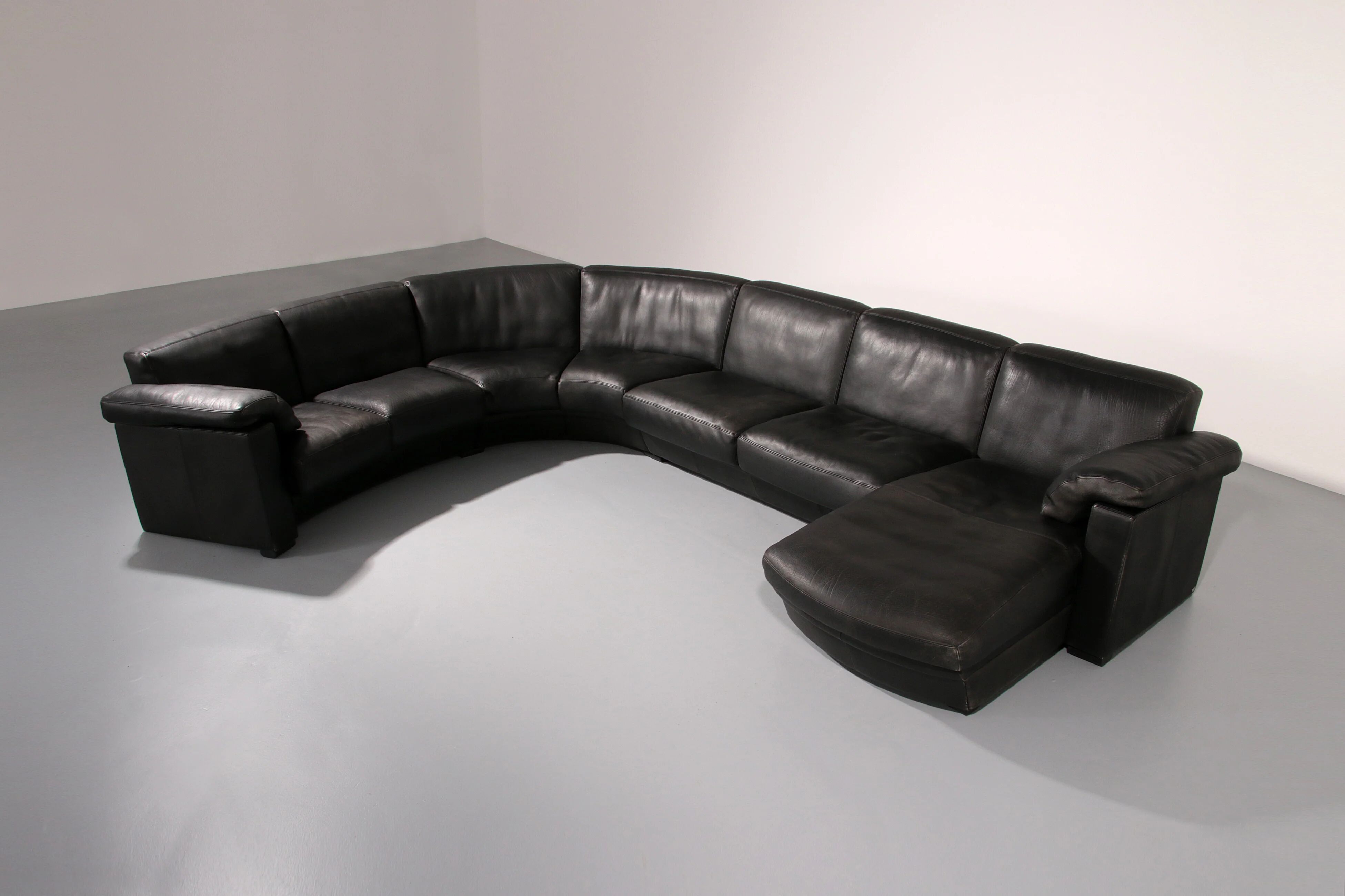 De Sede modular 7-piece mid-century leather sofa in black – Swiss icon