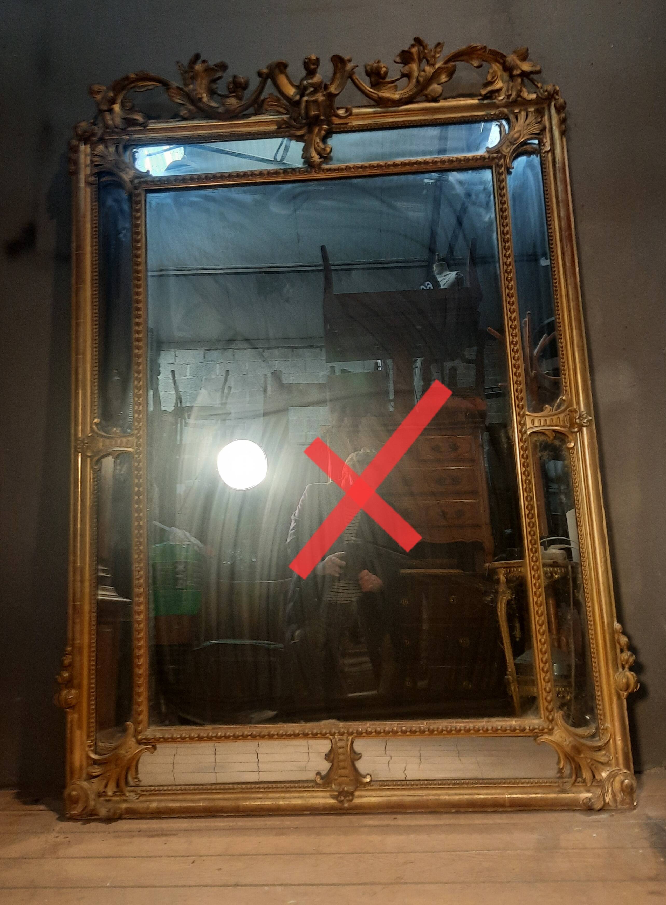 Large gold mirror with closed edges