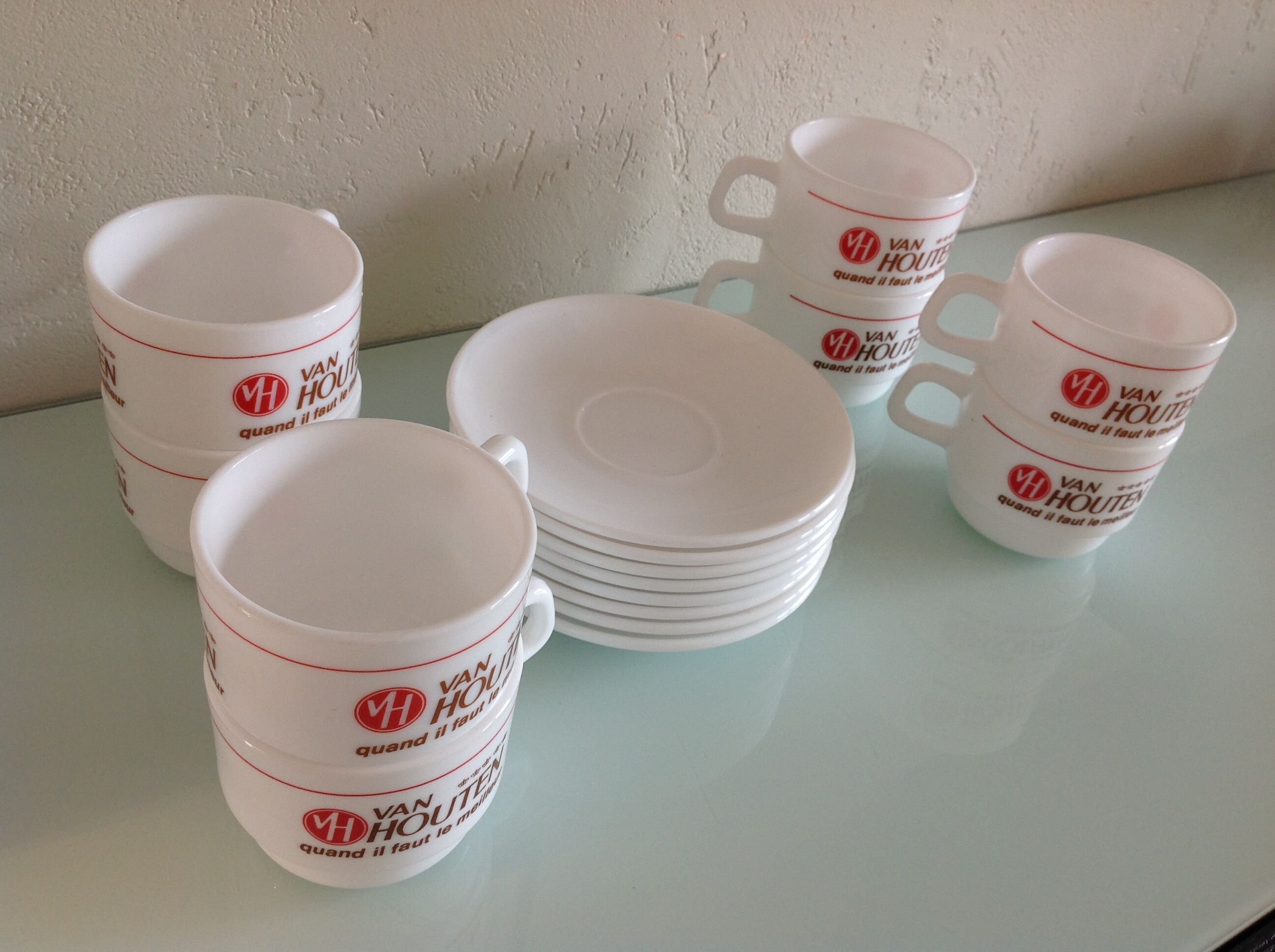 Suite de huit tasses à chocolat Van Houten en Arcopal / vintage années 70