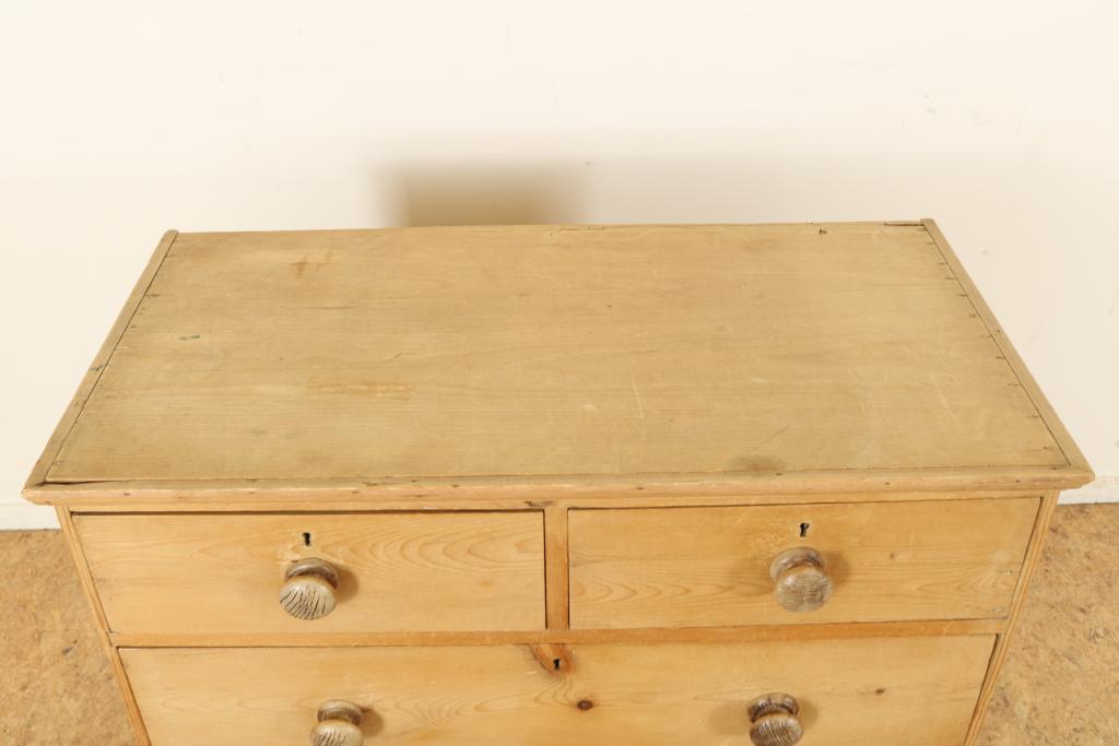Commode en pin