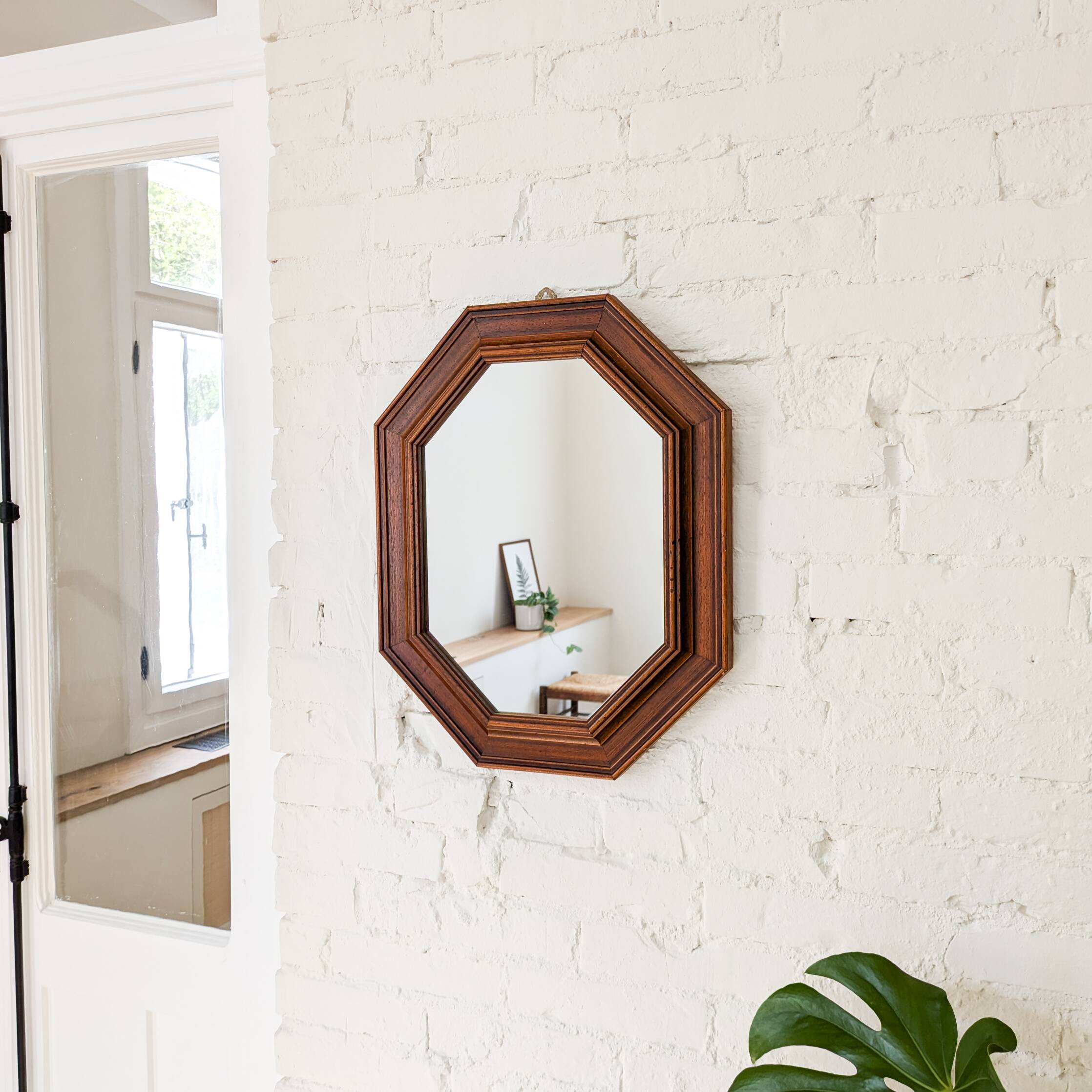 Miroir vintage octogonal en bois massif avec détails sculptés