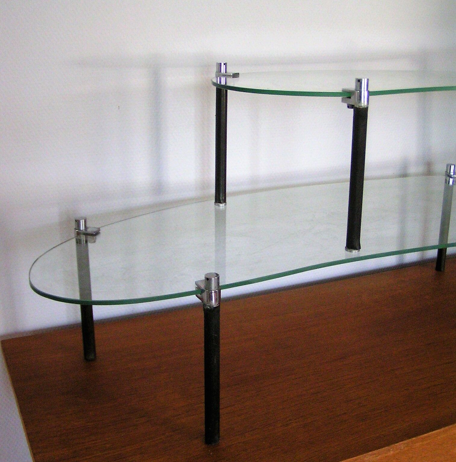 Store glass displays