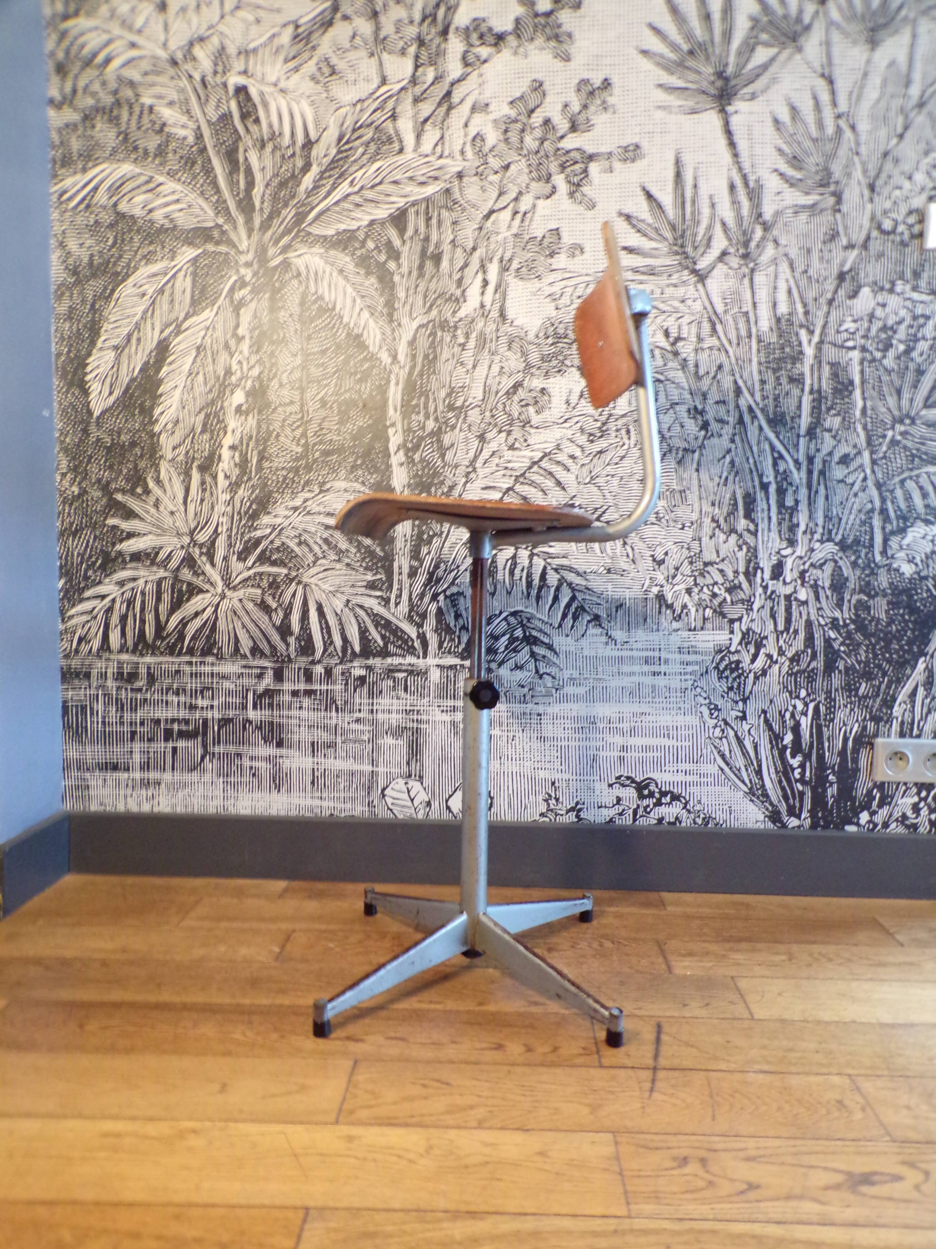 Chaise d'atelier pivotante