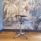 Swivel workshop chair
