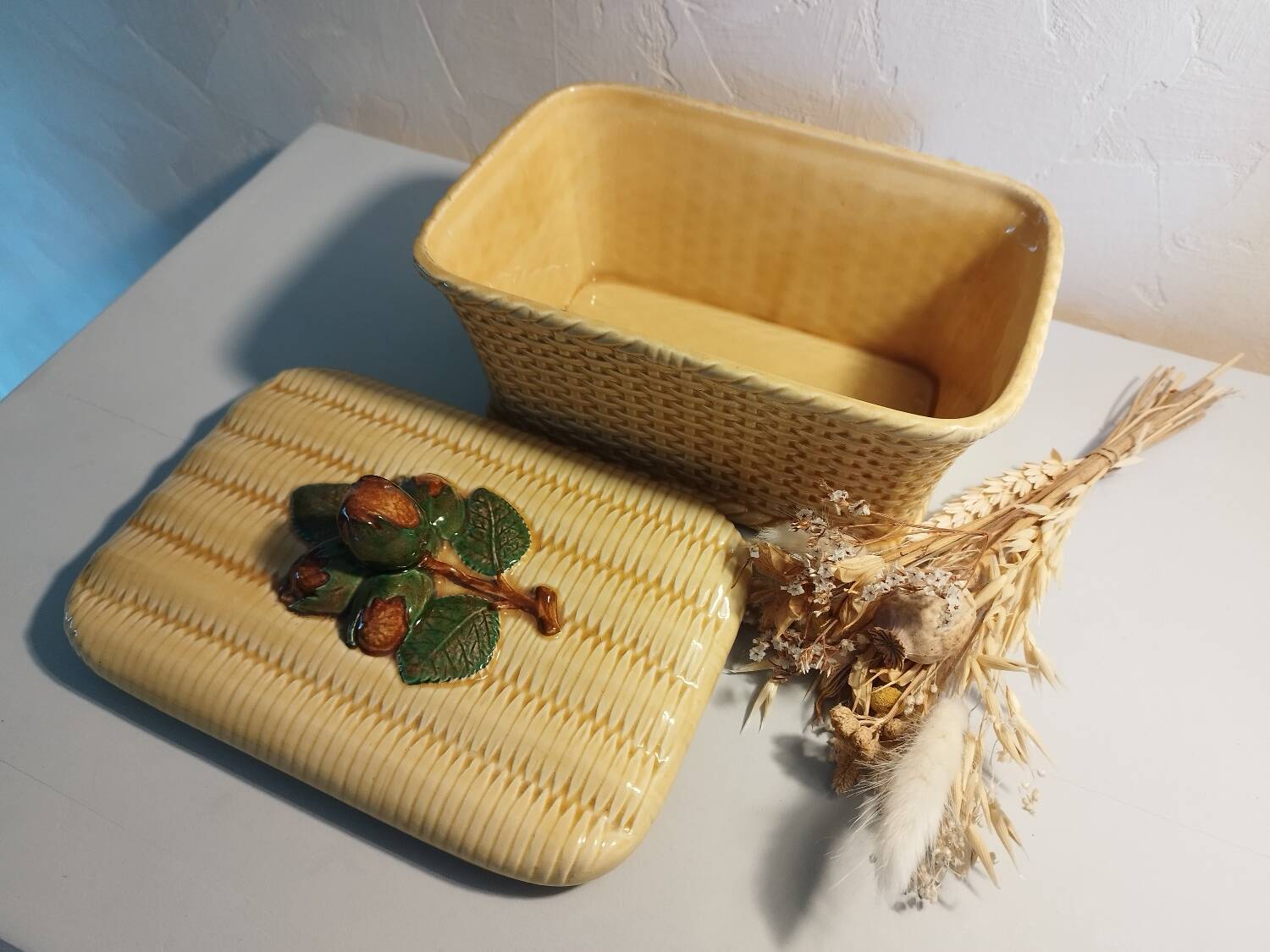 Biscuit tin in barbotine