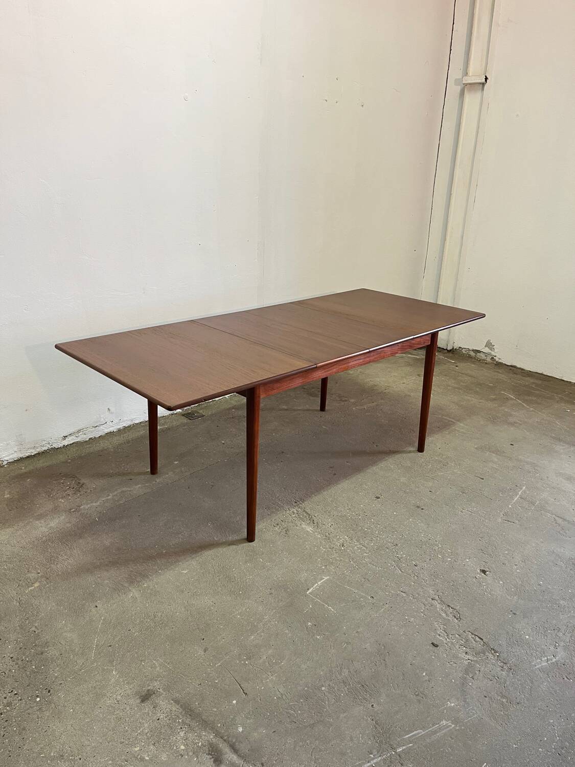 Scandinavian table with extensions
