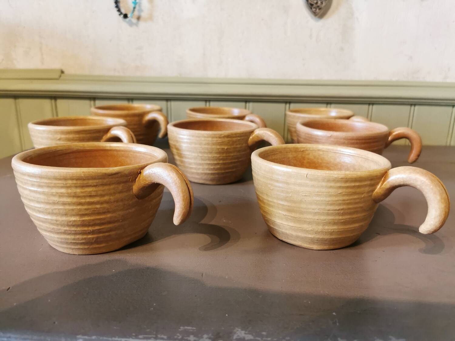 Suite de 8 grandes tasses vintage en grès