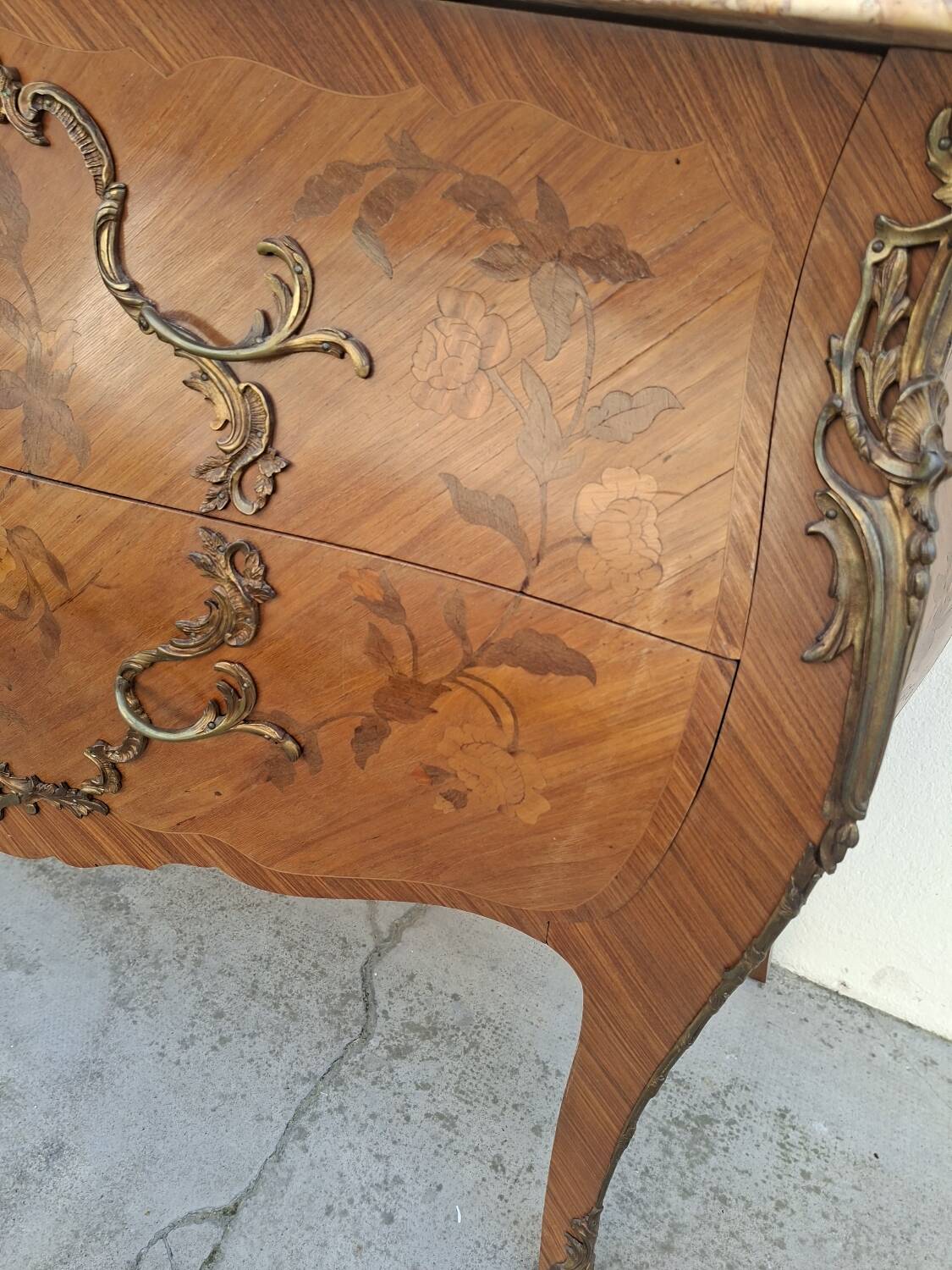 Commode style Louis XV en marqueterie et bois de rose