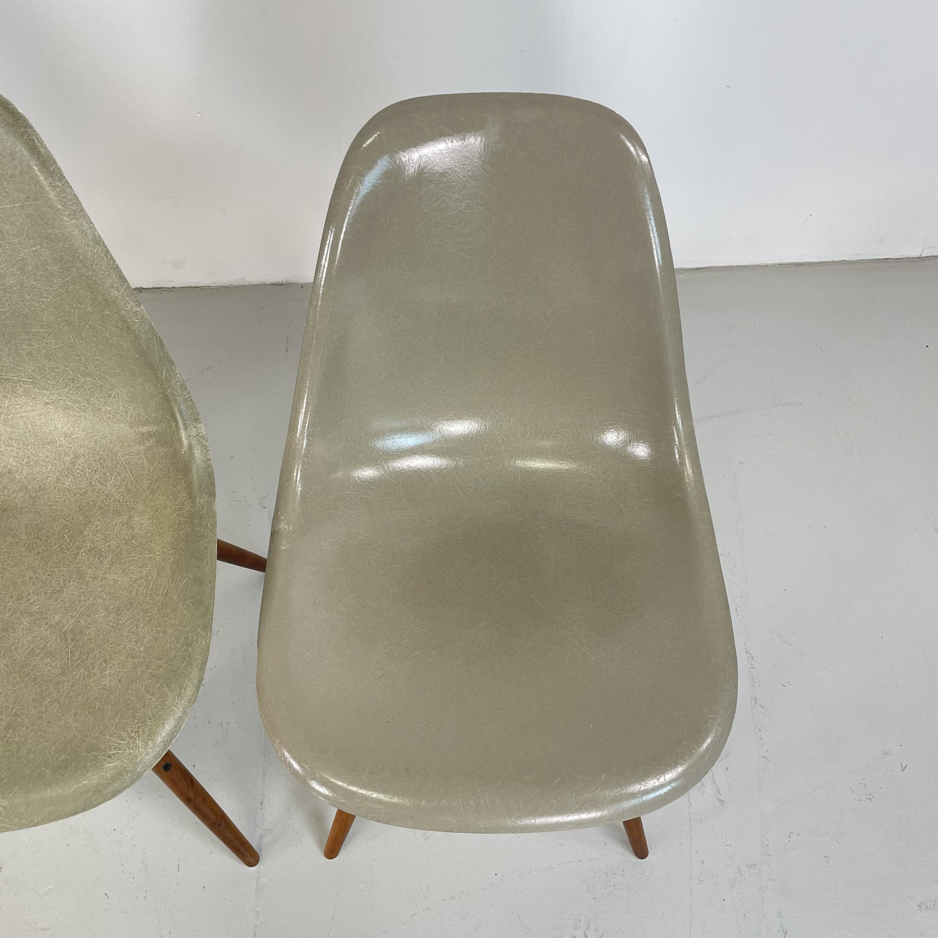 Chaises d'appoint Eames Herman Miller DSW en grège, vert écume de mer, ocre clair et parchemin avec léger