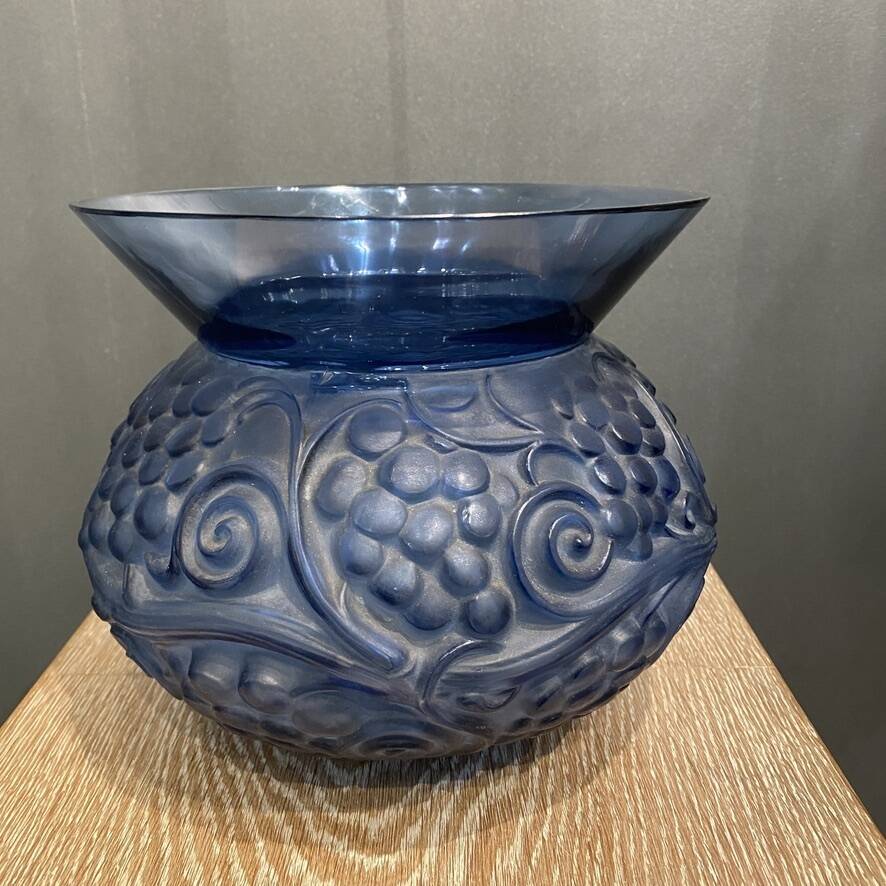 Un vase en verre bleu Fontainebleau de René Lalique