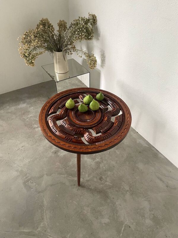 Table basse années 60 tripode bois ciselé