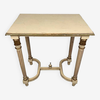 Petite table de style Louis XVI en bois laqué crème rechampi or, milieu XXe