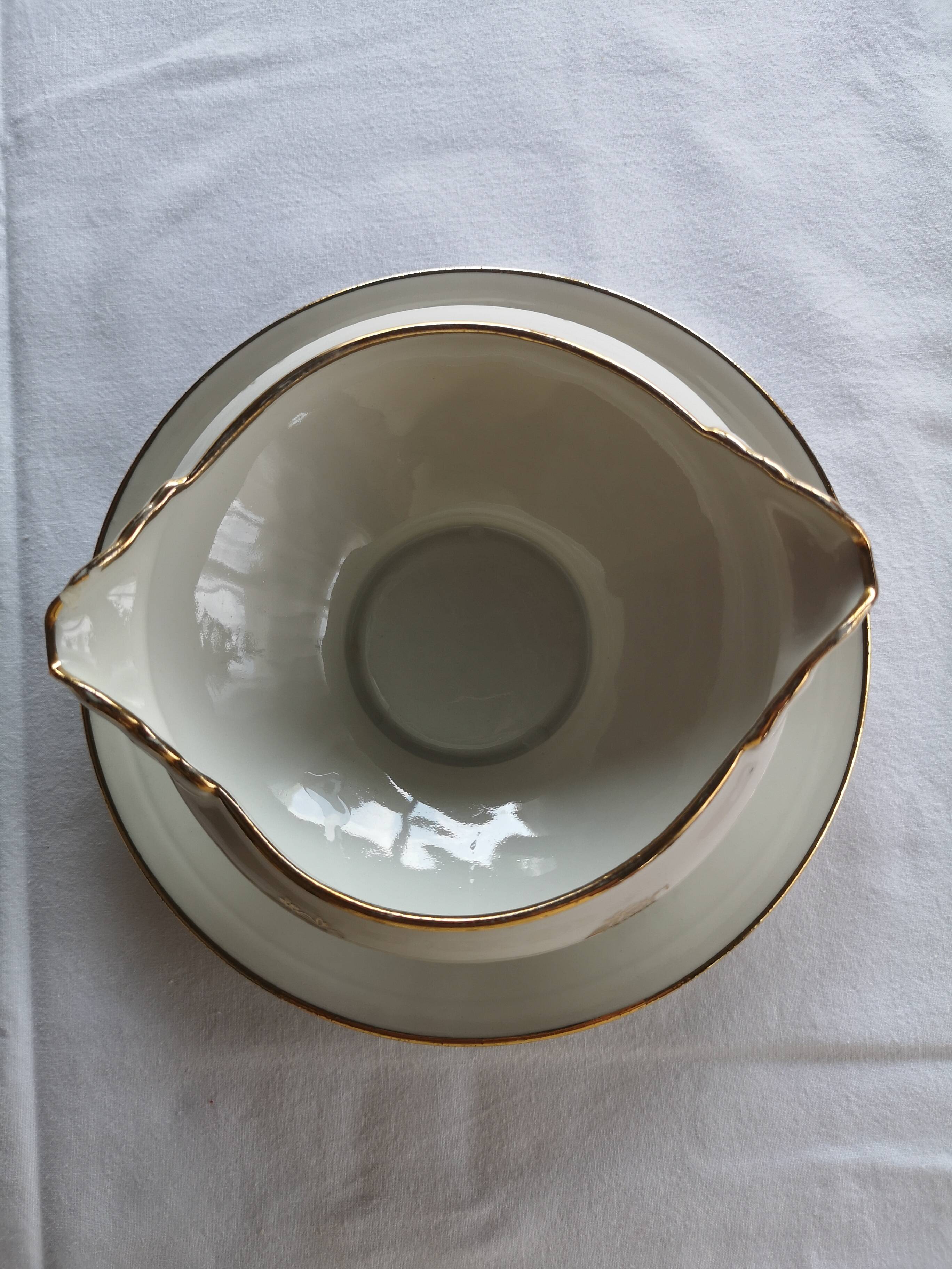 Sells sauceboat Elegant decoration of small golden roses,