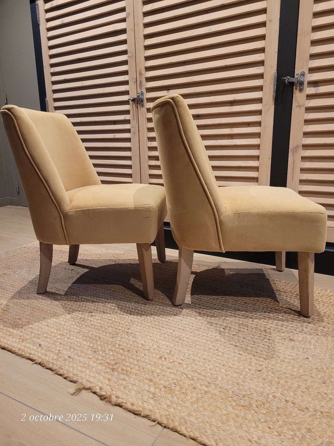 Paire de petits fauteuils d'appoint jaunes