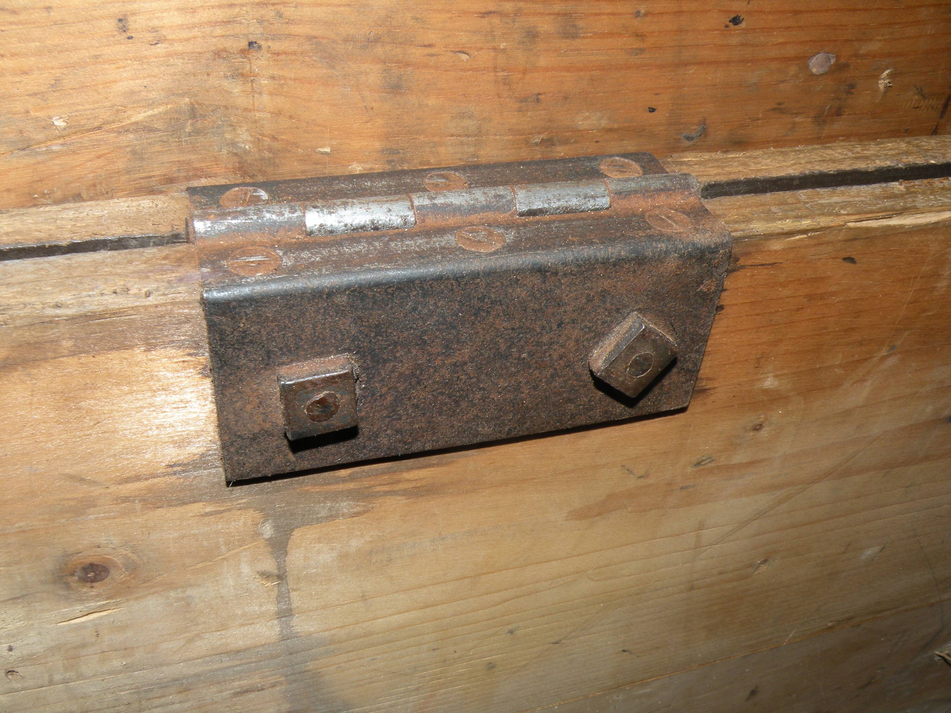 Beautiful cabinetmaker's trunk in wood and metal from the 1900s. With 3 storage compartments
