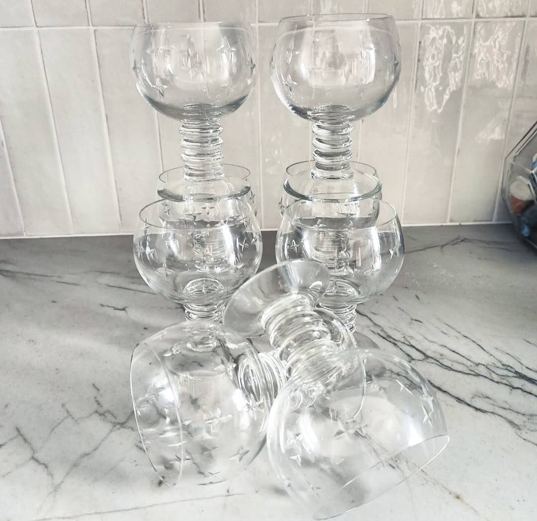 Set of 8 wine glasses