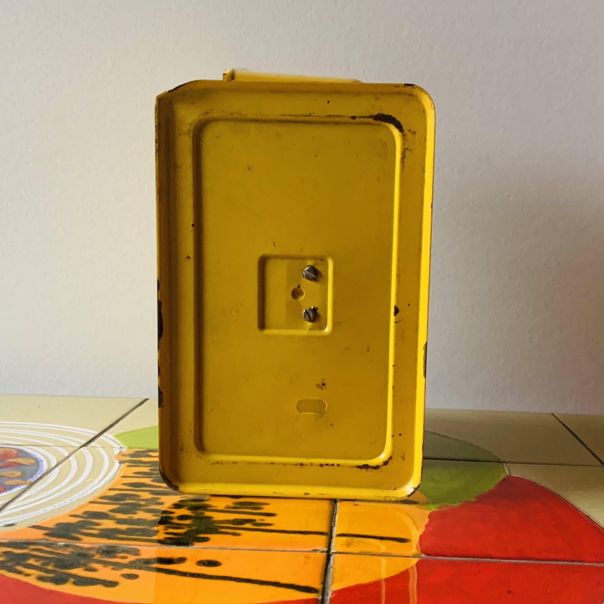Stube - old household scale in yellow enameled metal - force 10
