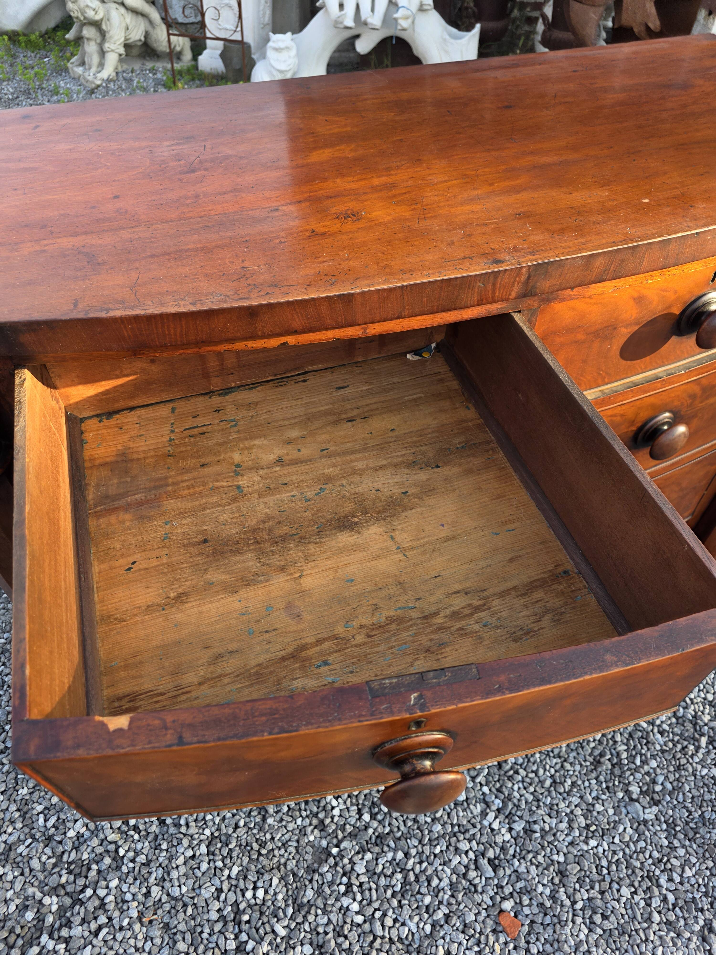Commode galbée ancienne en acajou de style anglais