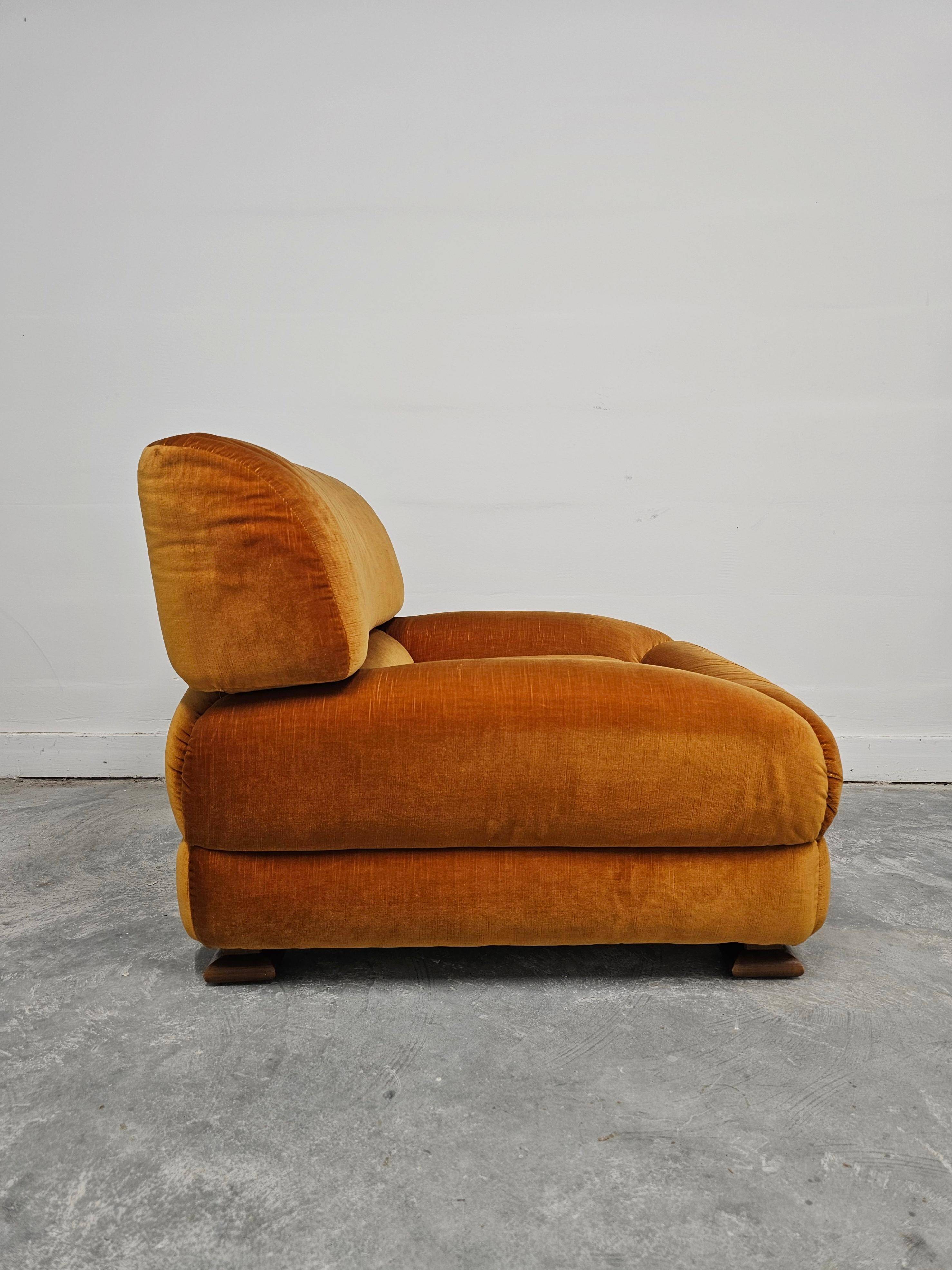 Fauteuil Mid-Century Modern en velours par Zev & Zev
