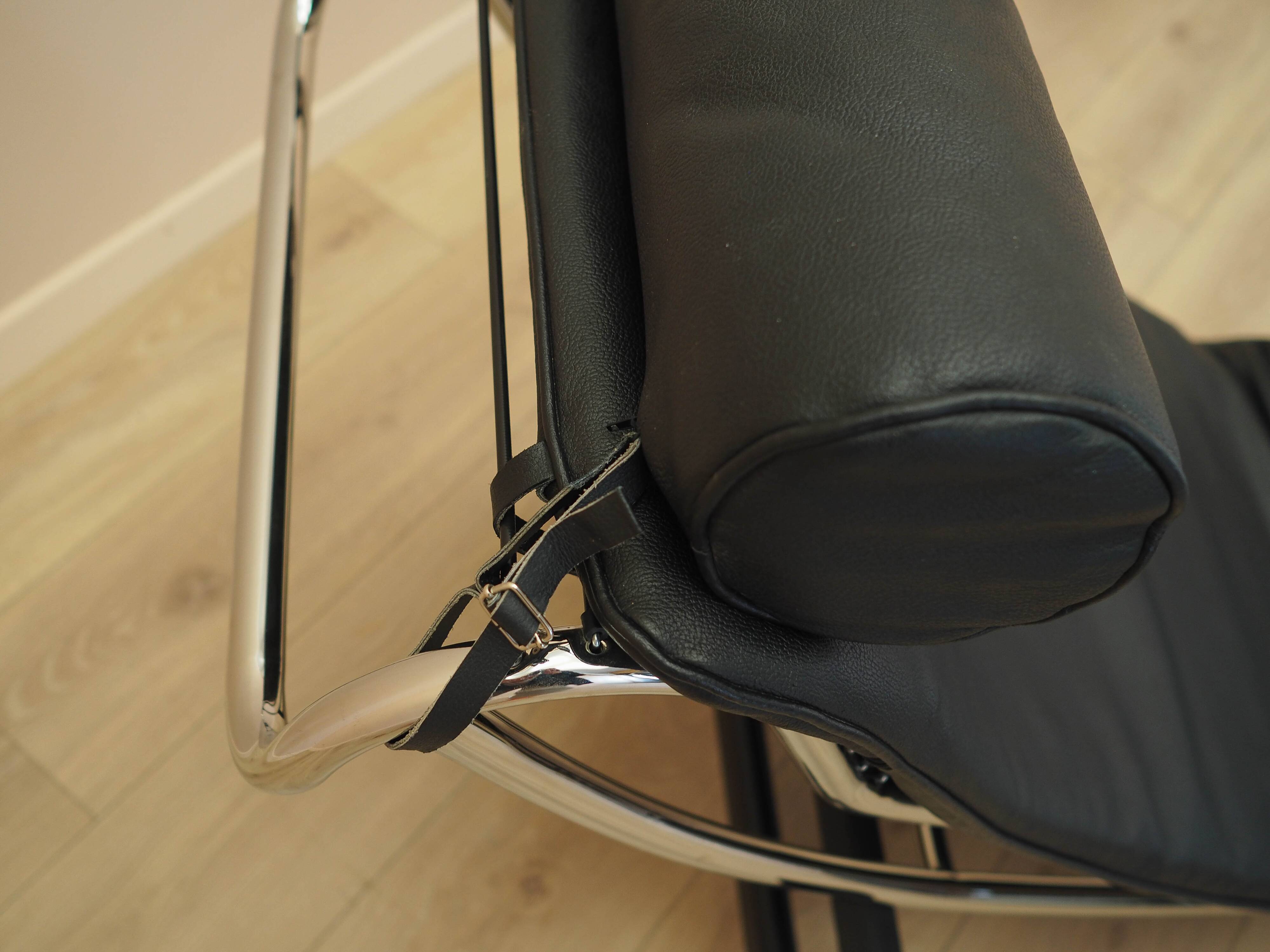 Leather chaise longue, LC4 style, 1980s, made in Italy