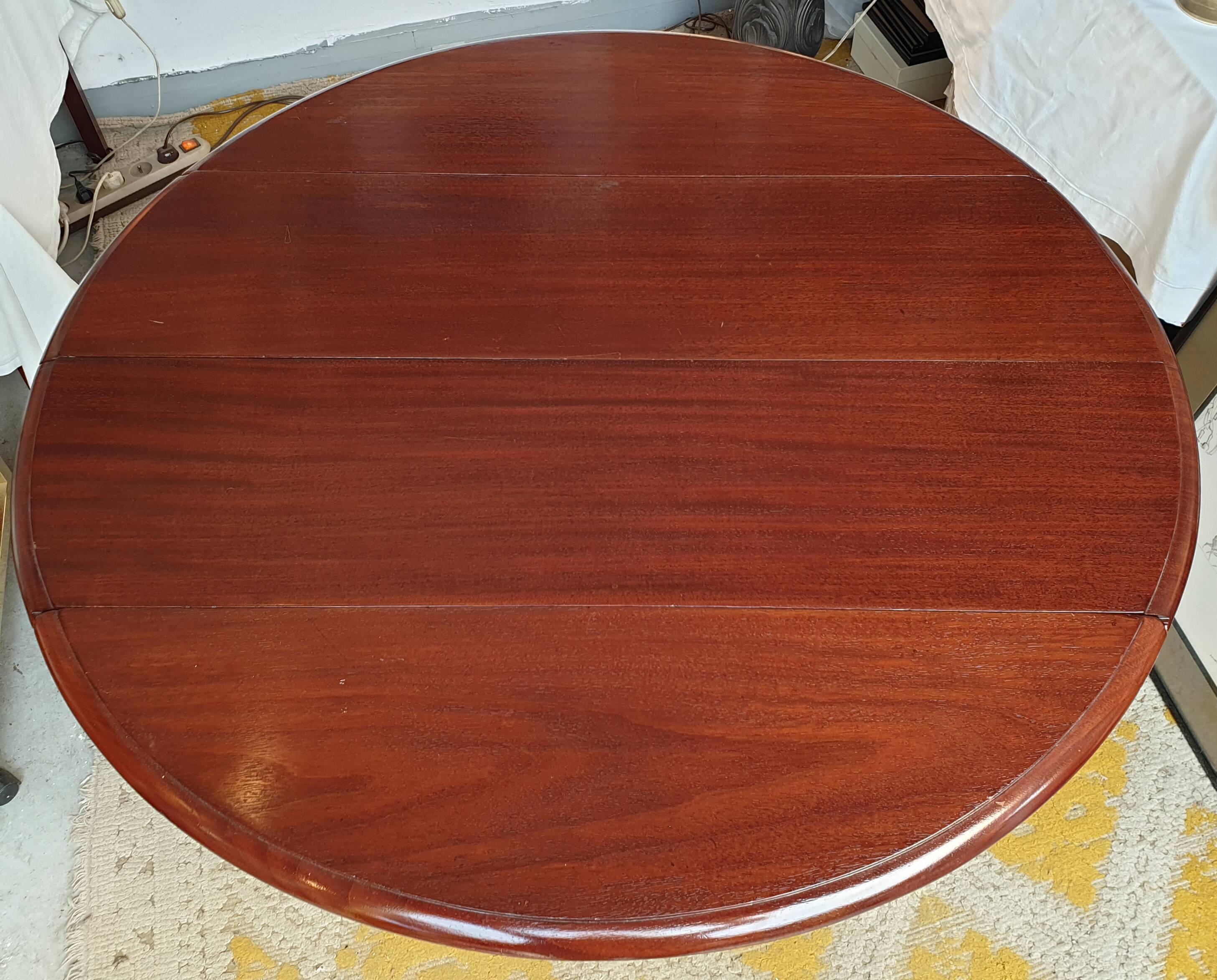 Old-pane-top round table in mahogany