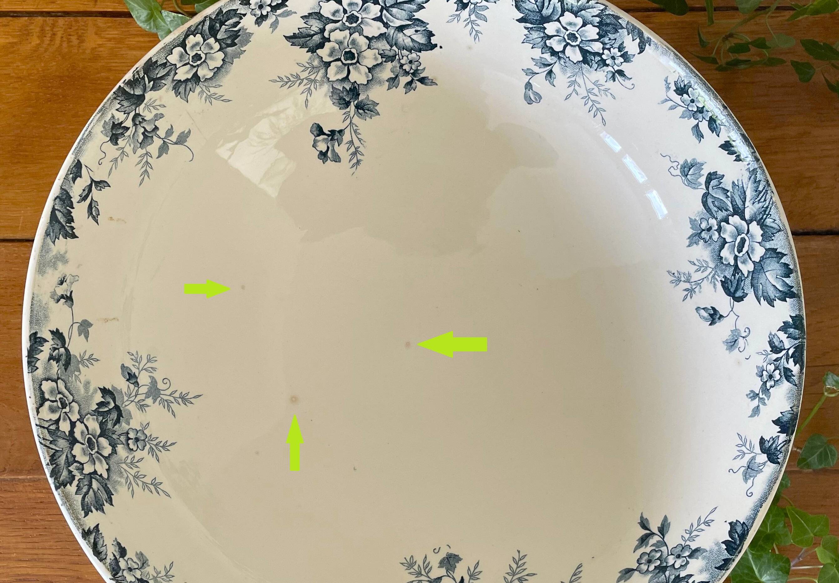 Antique large salad bowl on a pedestal in Saint-Amand earthenware (Nord)