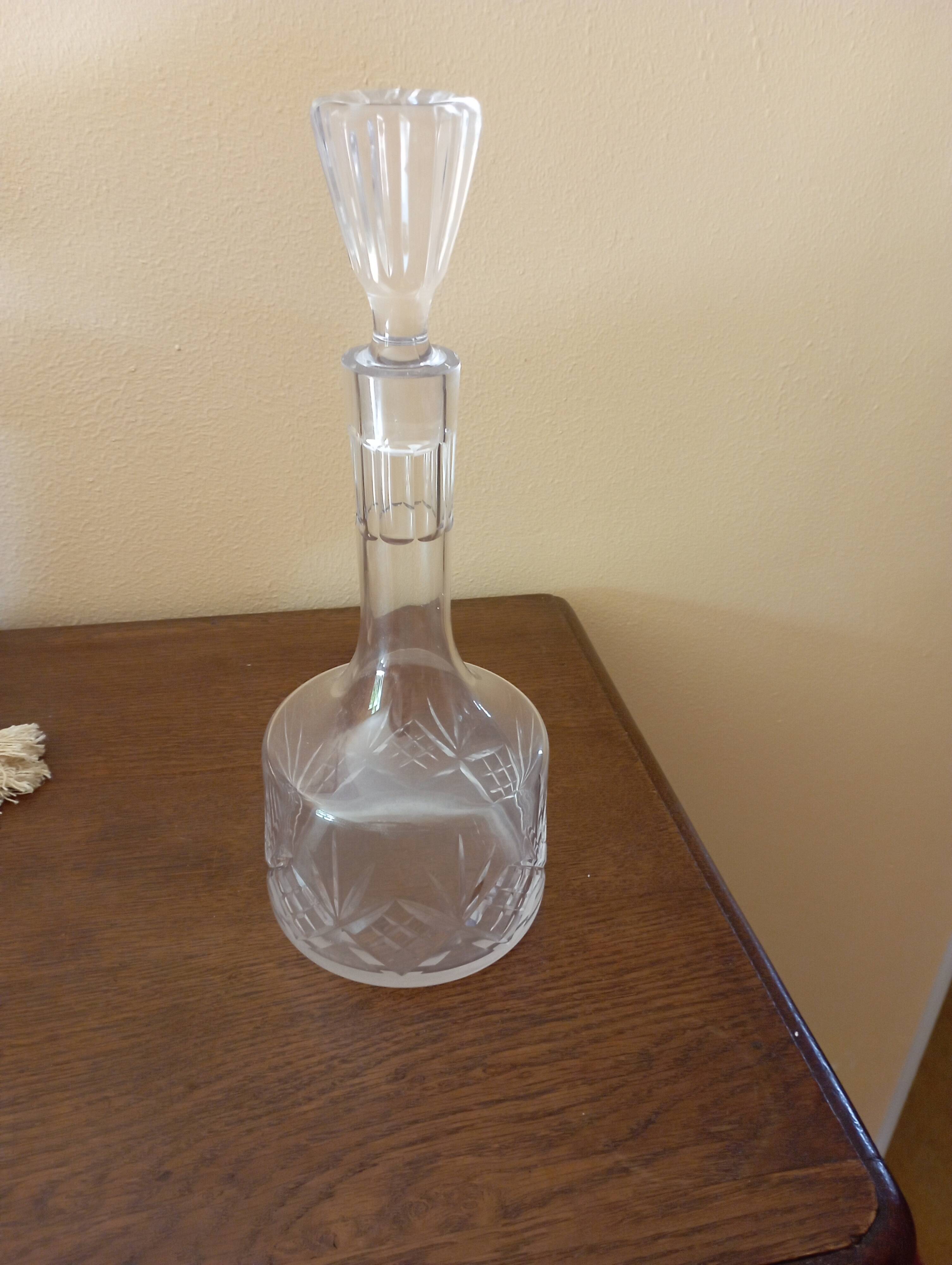 Carafe à vin ciselée