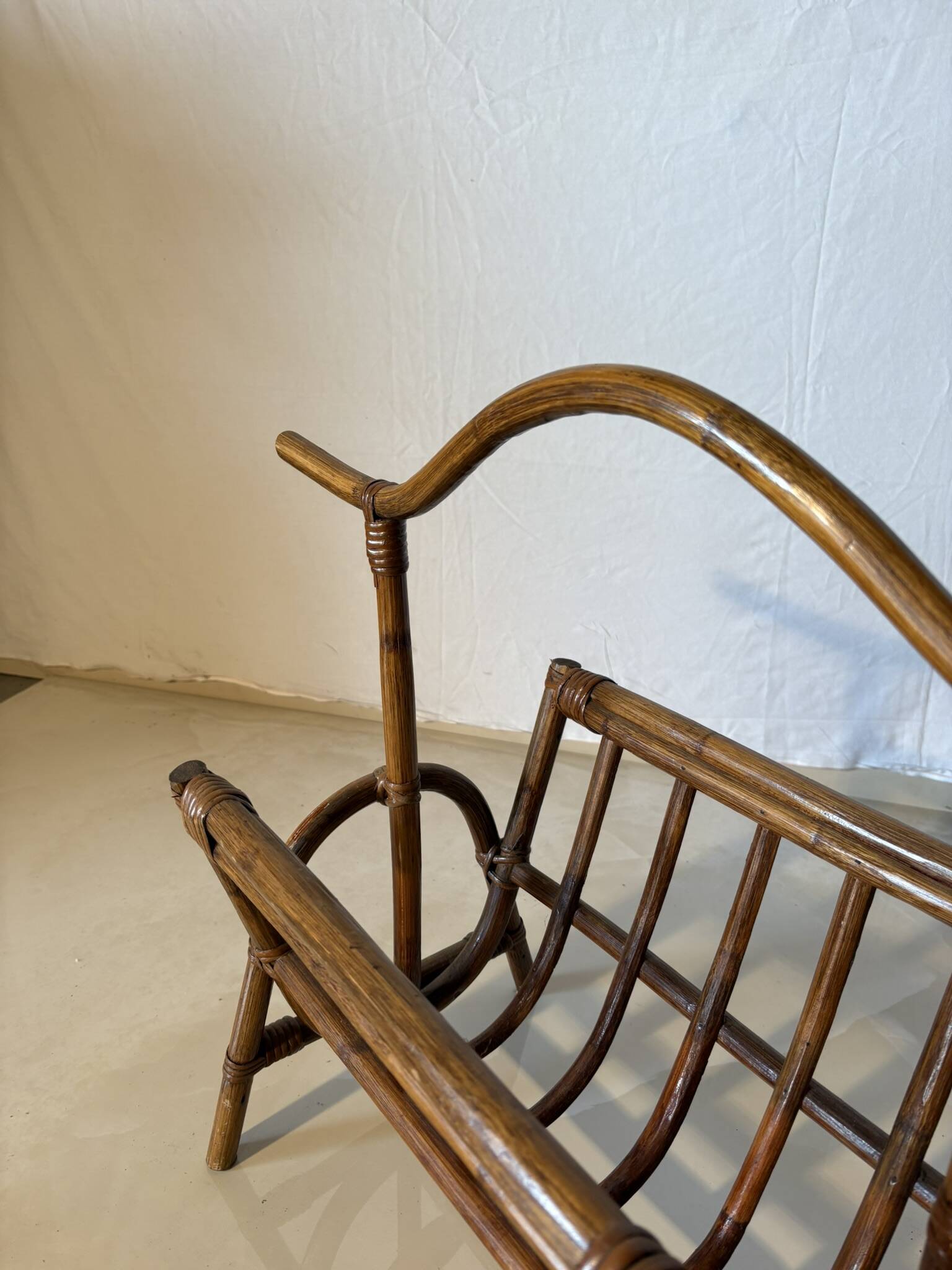 Vintage rattan magazine rack – natural curves and bohemian spirit
