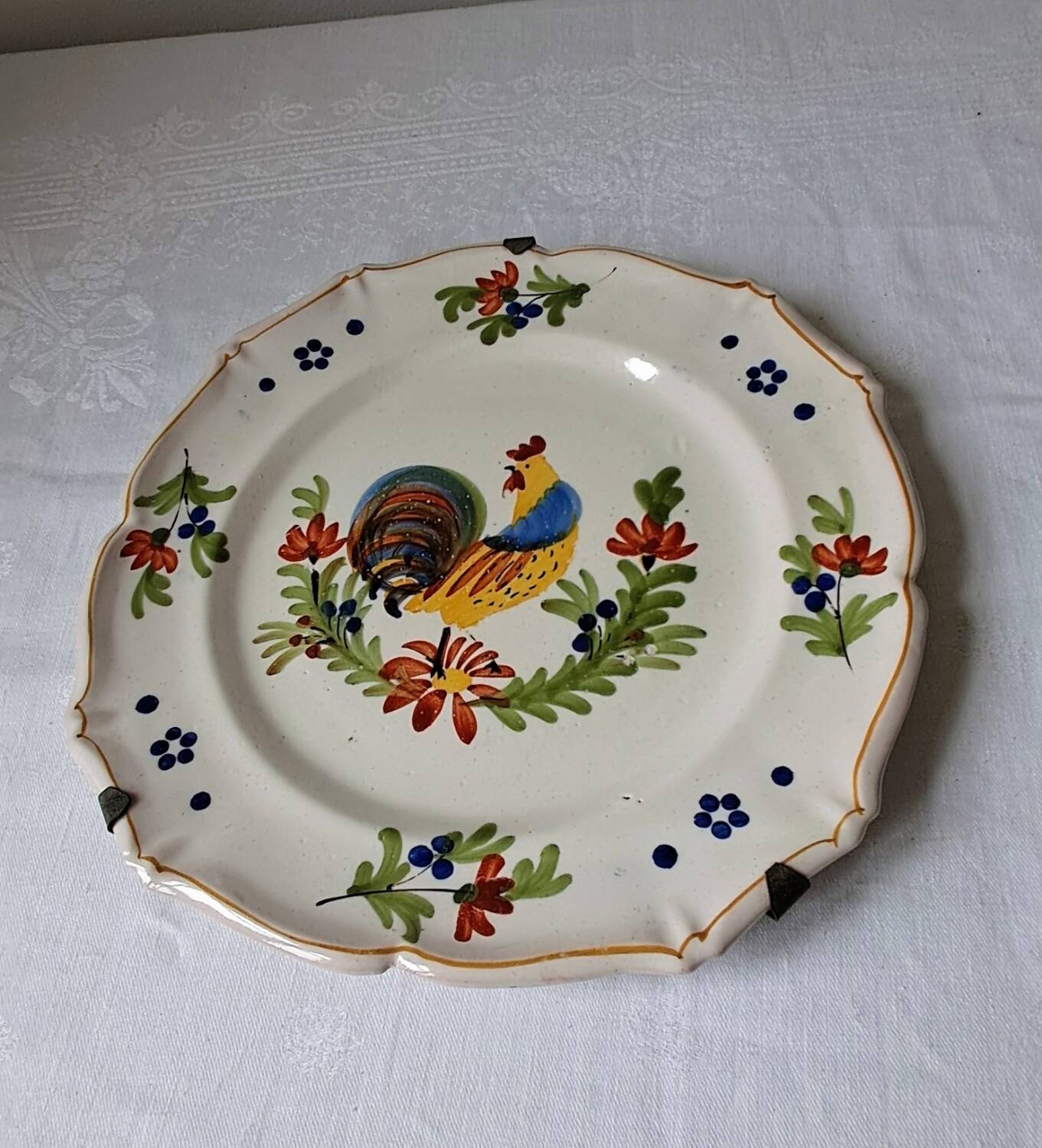 Decorative plate in earthenware with rooster design. Late 19th century.
