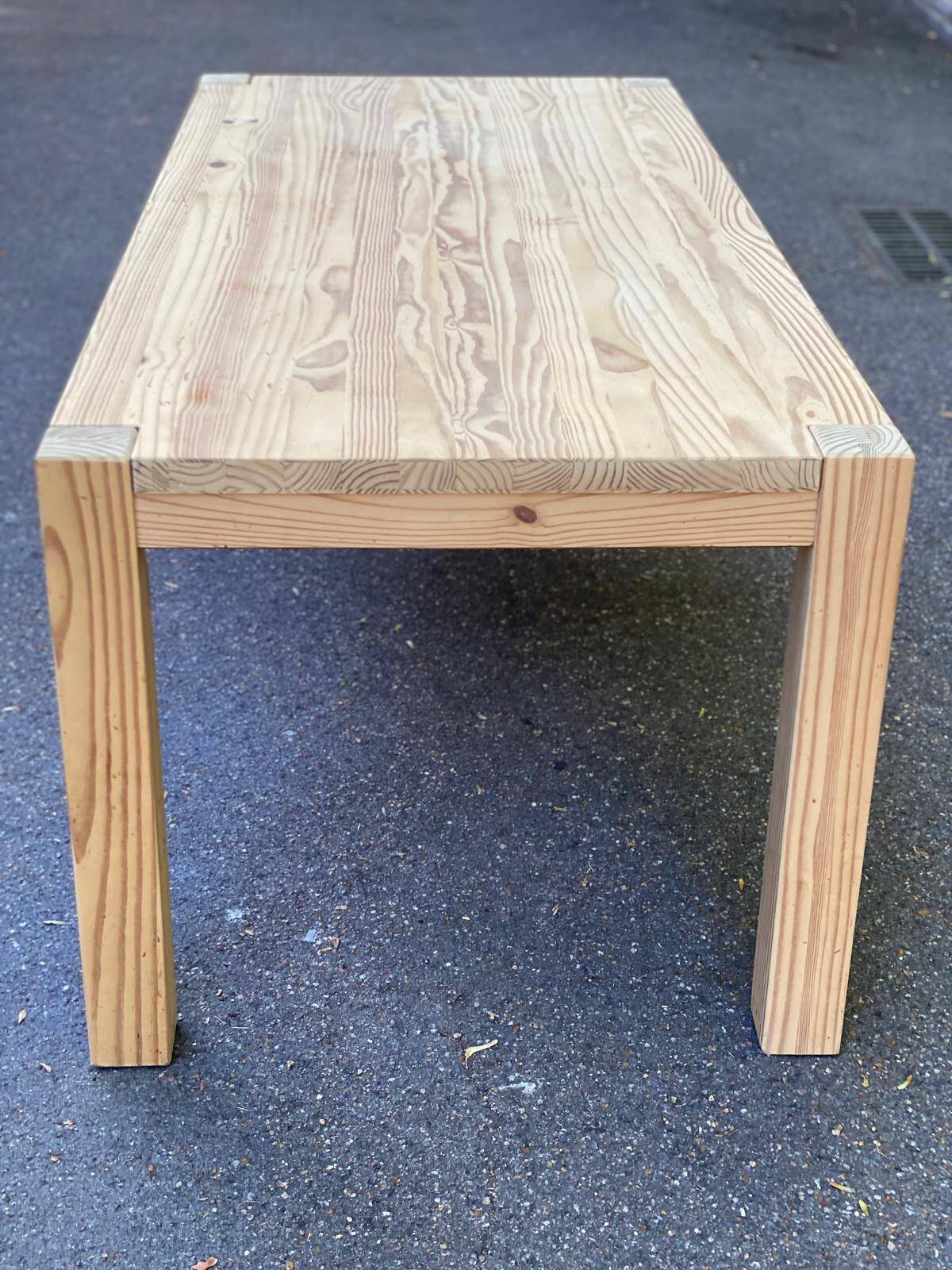 Table à manger rénovée en pin massif style scandinave brutaliste des années