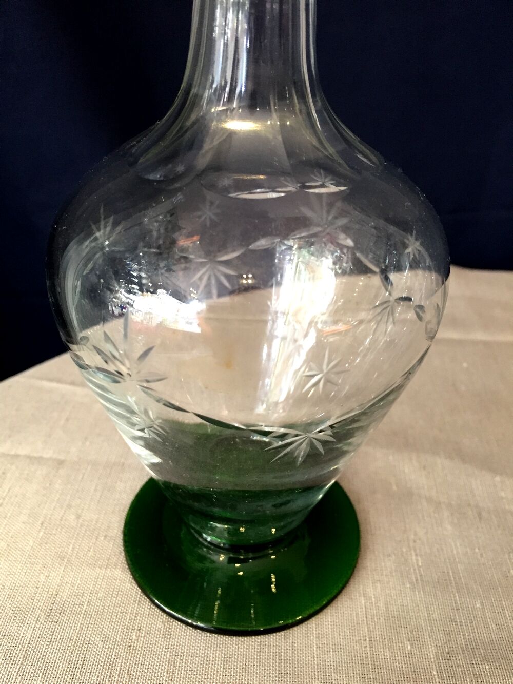 Carafe liquor service with 9 two-tone glasses