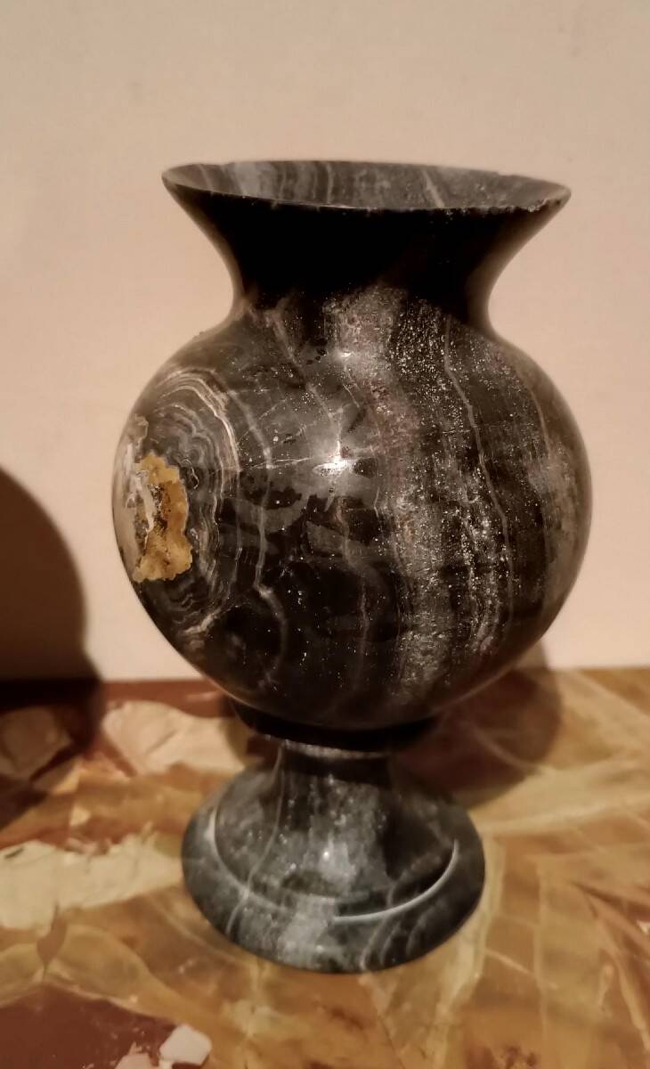 Pair of black serpentine marble vase-urns, early 20th century, Empire style