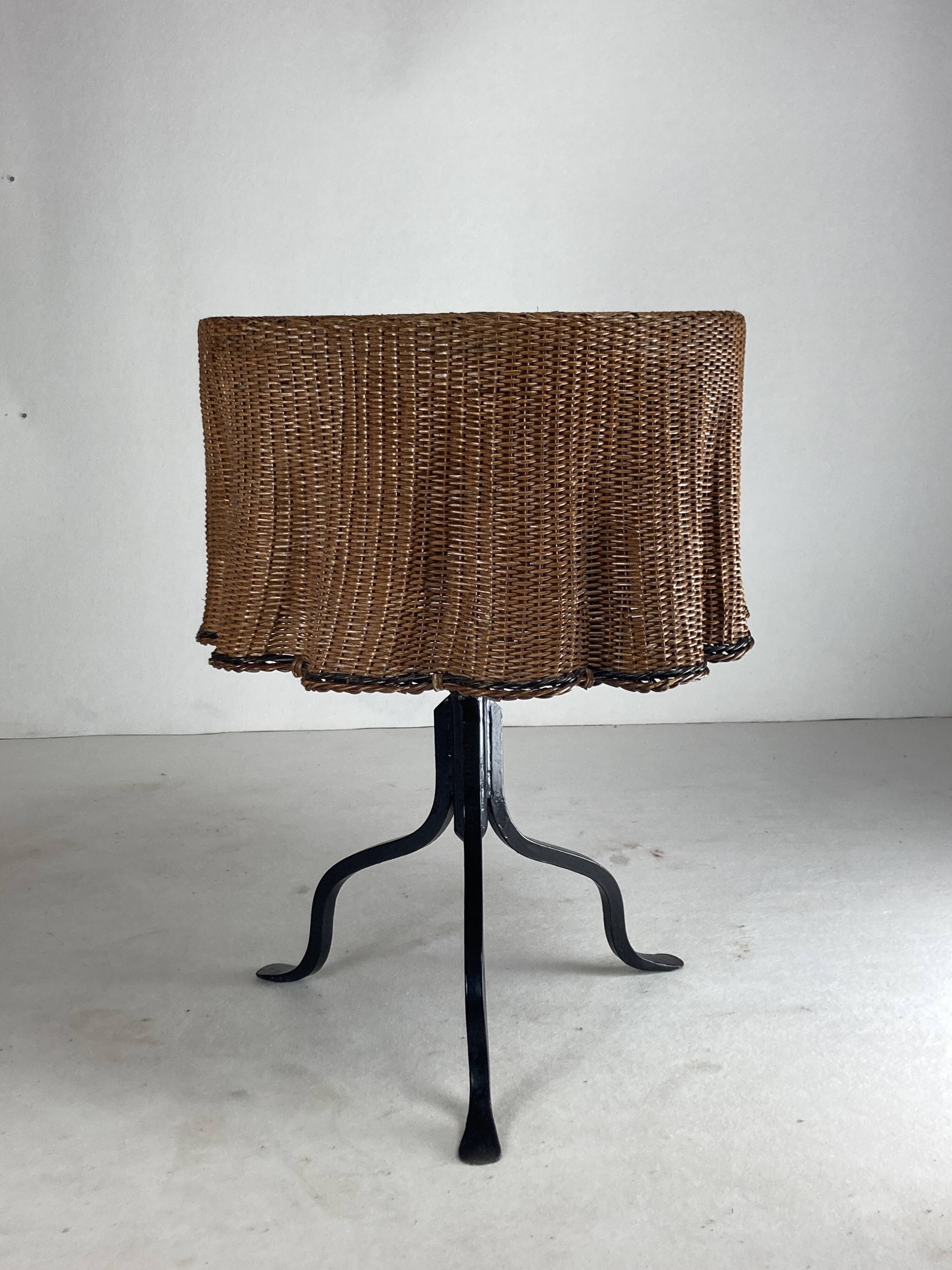 Table d'appoint ondulée en trompe-l'oeil en osier et rotin, 1960